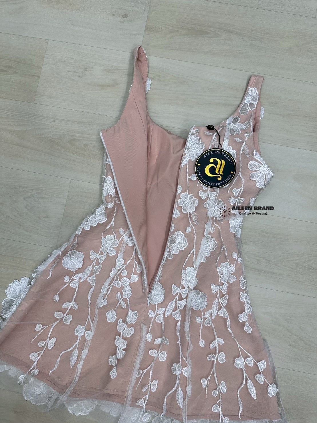 มินิเดรสลูกไม้ 3D สุดหรู ซับด้านในสีนู๊ด ใส่แล้วดูสว่างและขับผิว อกเอวเข้ารูป อกเสริมฟองน้ำ (ซิปหลัง) ช่วงกระโปรงบานออกเล็กน้อย ( ด้านในมีซับมาอย่างดี) ใส่ออกเดต ดินเนอร์ งานสวยเนื้อผ้าดีคัตติ๊งเป๊ะ