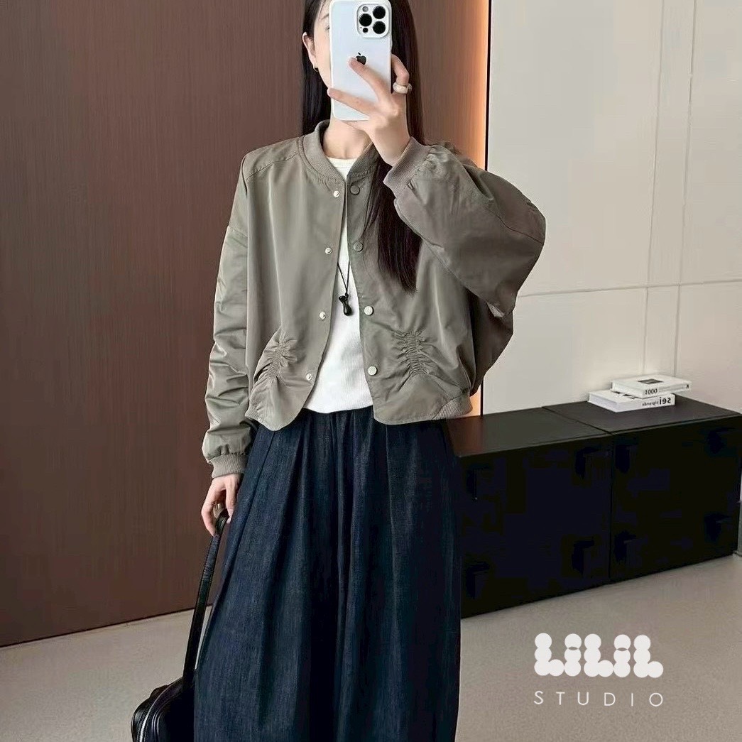 แจ็คเก็ตครอปทรงบอมเบอร์ ดีไซน์มินิมอล เนื้อผ้าพรีเมียมนุ่มเบา จะเท่ก็ได้ หวานก็ดีค่ะ