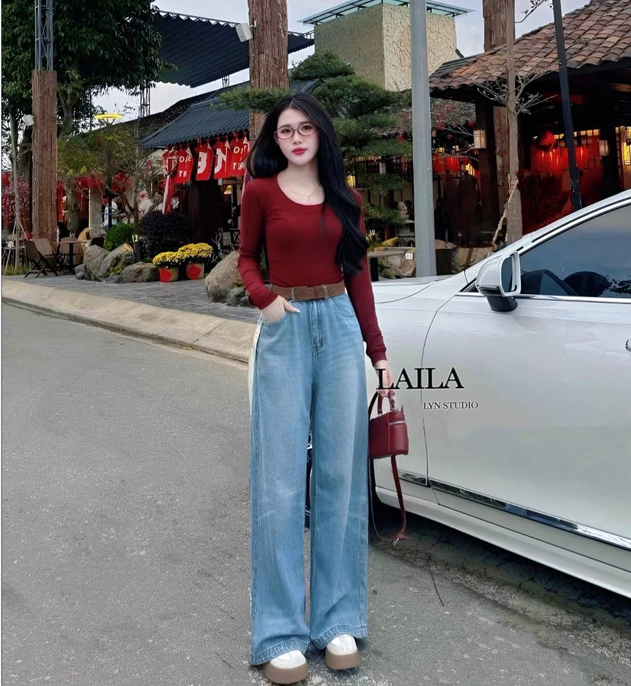 Set เสื้อ+กางเกง งานเสื้อคอยูทรงแขนยาว ดูดีทรงสวยผ้าใส่สบาย เสื้อทรงเข้ารูปเนื้อผ้ายืดหยุ่นได้นิดหน่อย มาพร้อมกางเกงยีนส์ขายาวงานทรงขากระบอกและทรงปล่อยๆ งานแต่งผ้ายีนส์สีฟอกอ่อน พร้อมเข็มขัดหนังหัวอะไหล่สีเงินสาวเวียดนามลุคผู้ดีแมชกันได้เลยค่าา #bylaila b