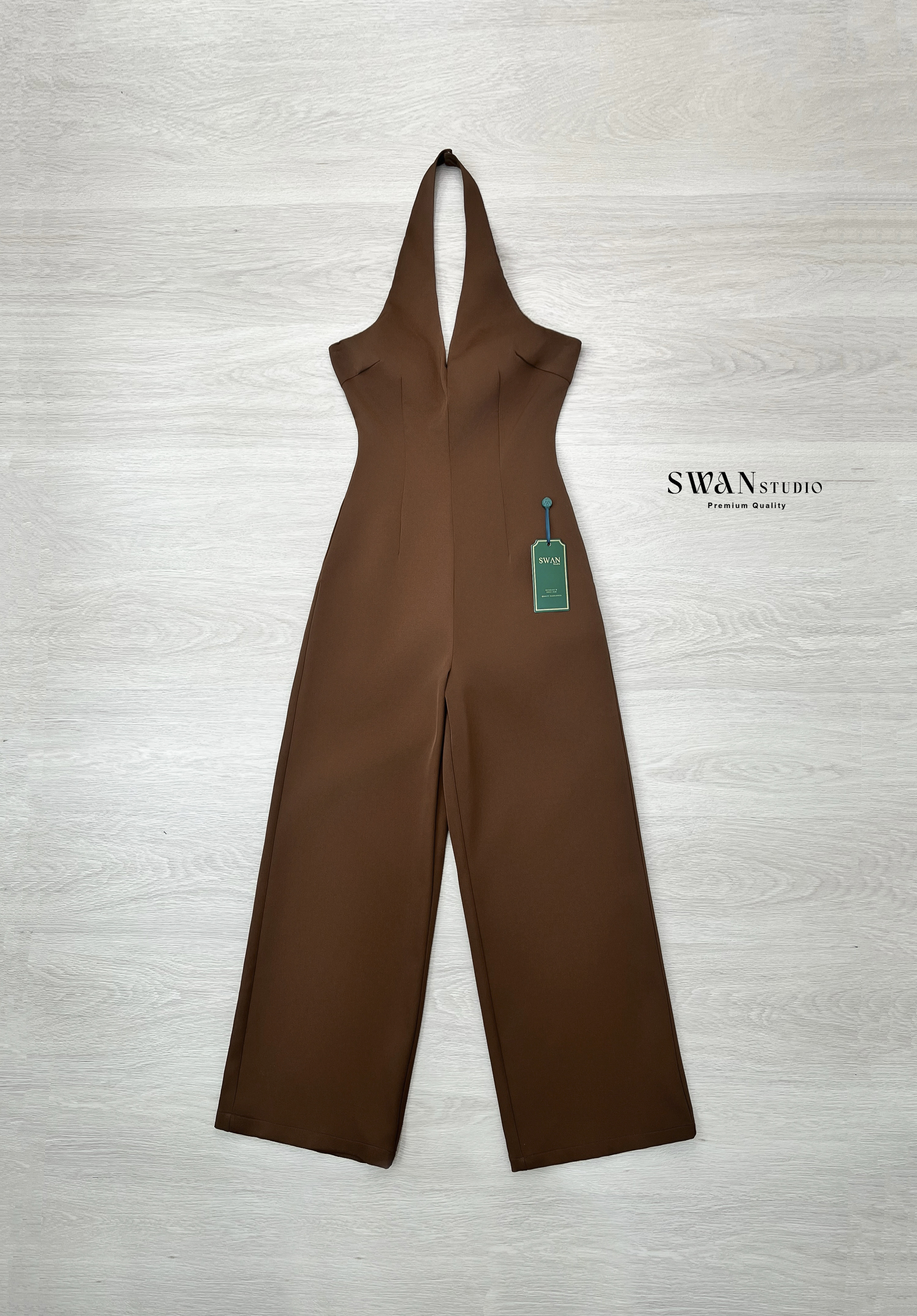 จั้มสูทขายาวคล้องคอสีน้ำตาลคอวี อกมีฟองน้ำ เนื้อผ้าอย่างดี ใส่ได้หลายโอกาส ห้ามพลาดค่า