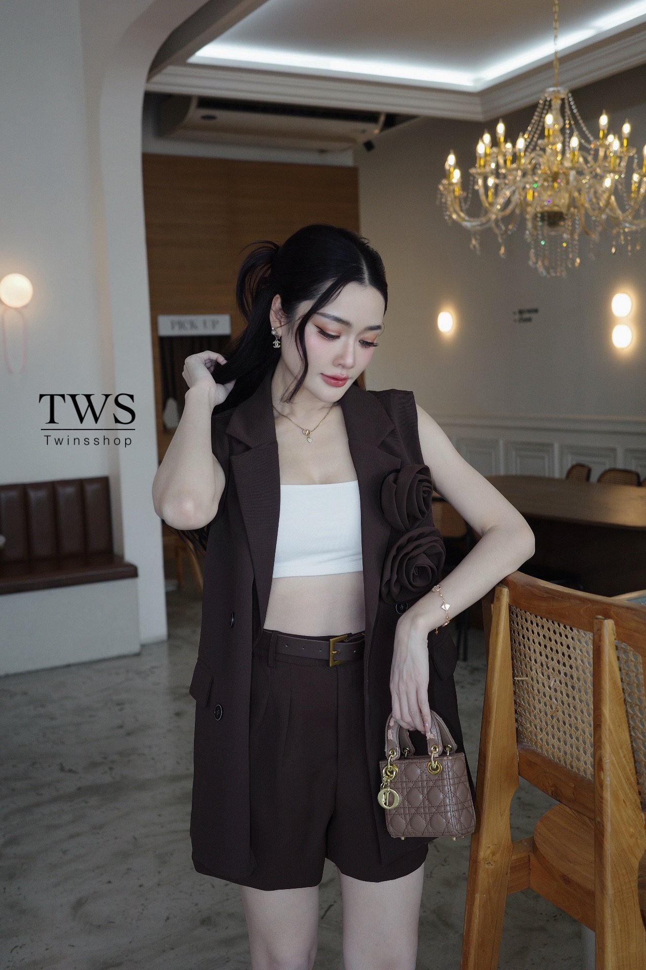 Set3ชิ้นเสื้อเบเซอร์+กางเกง+เข็มขัด เสื้อเบเซอร์แขนกุดคอวีสีน้ำตาลกระดุมด้านหน้าใช้งานได้จริงมาคู่กับกางเกงทรงเอวสูง+เข็มขัด ดอกกุหลาบสองดอกเป็นเข็มกลัดสามมารถถอดออกได้