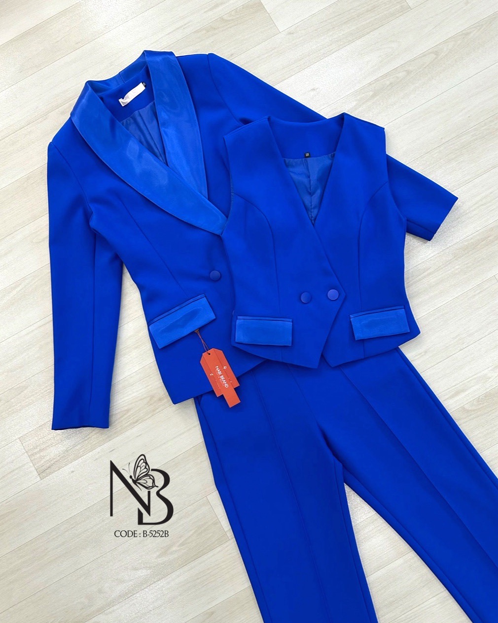 เสื้อสูทแขนยาวปกคอเงา ช่องกระเป๋าแต่งเงาใช้งานได้จริง กระดุม 4 เม็ด 🖤เสื้อกั้กกระดุม 2 เม็ด ช่องกระเป๋าแต่งเงาใช้งานได้จริง มีฟองน้ำมาให้ด้วยนะ 🖤กางเกงขายาวทรงกระบอก งานซิบหลัง ตีเกล็ตด้านหน้า มีช่องกระเป๋า ผ้าดียกเซท งานเริ่ด ใส่ได้หลายโอ