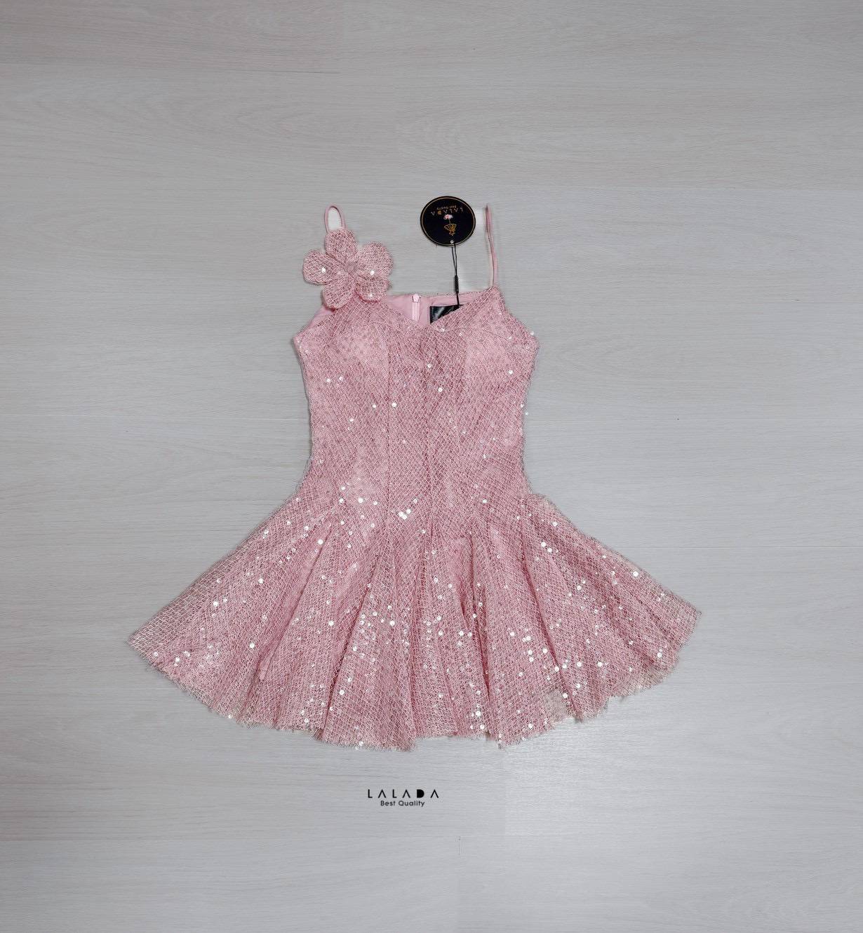 มินิเดรสสวยหวาน กระโปรงทบาน ผ้าตาข่ายปักเลื่อมทั้งชุด สวยติดแกลม งานซิปหลัง เสริมฟองน้ำเพิ่มความมั่นใจ + เข็มกลัดดอกไม้ติดได้ตามใจชอบเลยค่ะ สาวๆ ใส่ปาร์ตี้ ดินเนอร์ได้หมดค่ะ