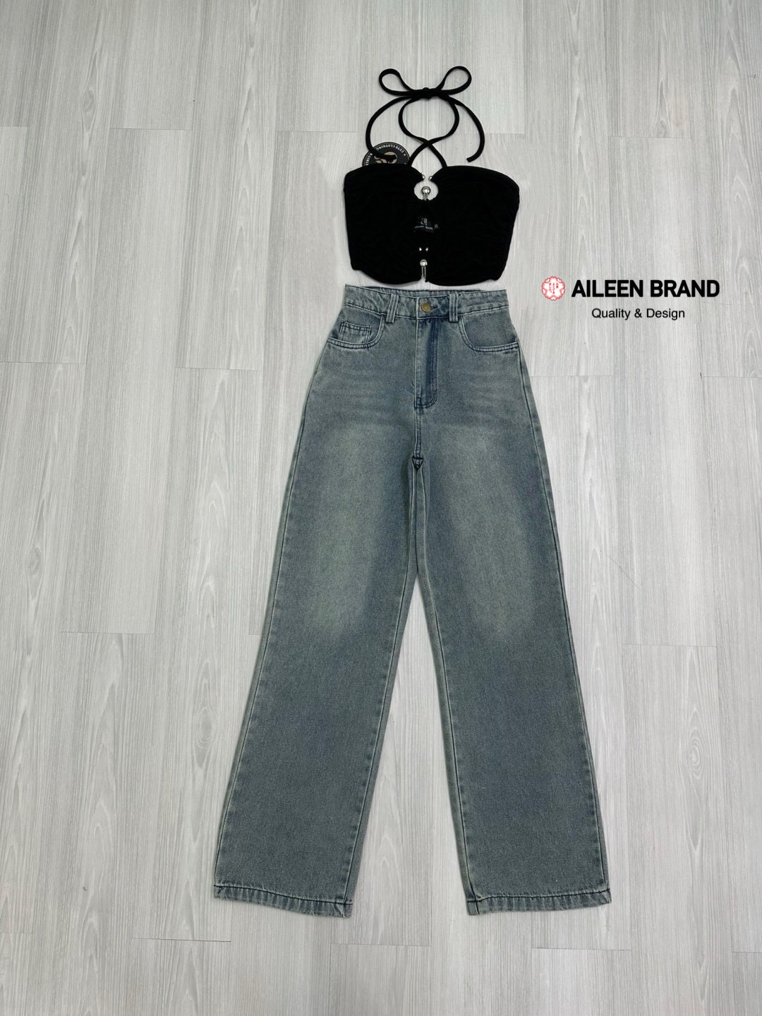 Set 2 ชิ้นครอปตัวสั้นสีดำสายสปาเกตตี้คู่ช่วงอกสามารถผูกคล้องคอได้ ตัวเสื้อสไตล์เกาะอกแต่งอะไหล่กลางอก เว้าลึก ผ้านิ่มใส่สบาย มาพร้อมกับกางเกงยีนส์ขายาวทรงกระบอกใหญ่ กระดุมและซิปด้านหน้า มีกระเป๋าล้วงทั้งสองข้าง กางเกงฟอกสีสนิมสวยมาก ๆ เอฟชุดนี้รอซัมเมอร์ไ