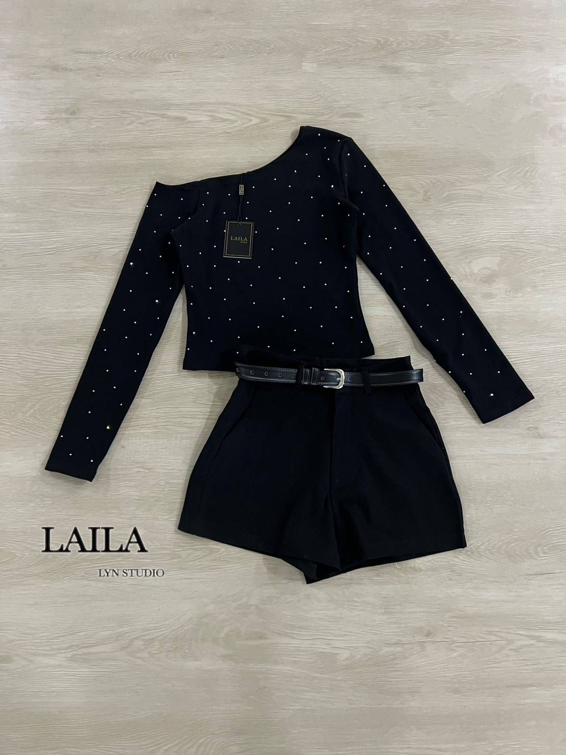 SET เสื้อ+กางเกง+เข็มขัด เสื้อแขนยาวทรงเบี่ยงไหล่ ตัวแสื้อแต่งปักเพชรทั้วลำตัวเพิ่มความโดนเด่น เนื้อผ้าใส่กำลังดี มาพร้อมกางเกงขาสั้นแต่งกระเป๋าข้างพร้อมเข็มขัดหนังสีดำแต่งอะไหล่หัวสีเงิน งานเก๋ สวยแมชเข้าเซ็ทลงตัวสุดๆค่า #byLaila #ชุดเซ็ท #เสื้อแขนยาว #เ