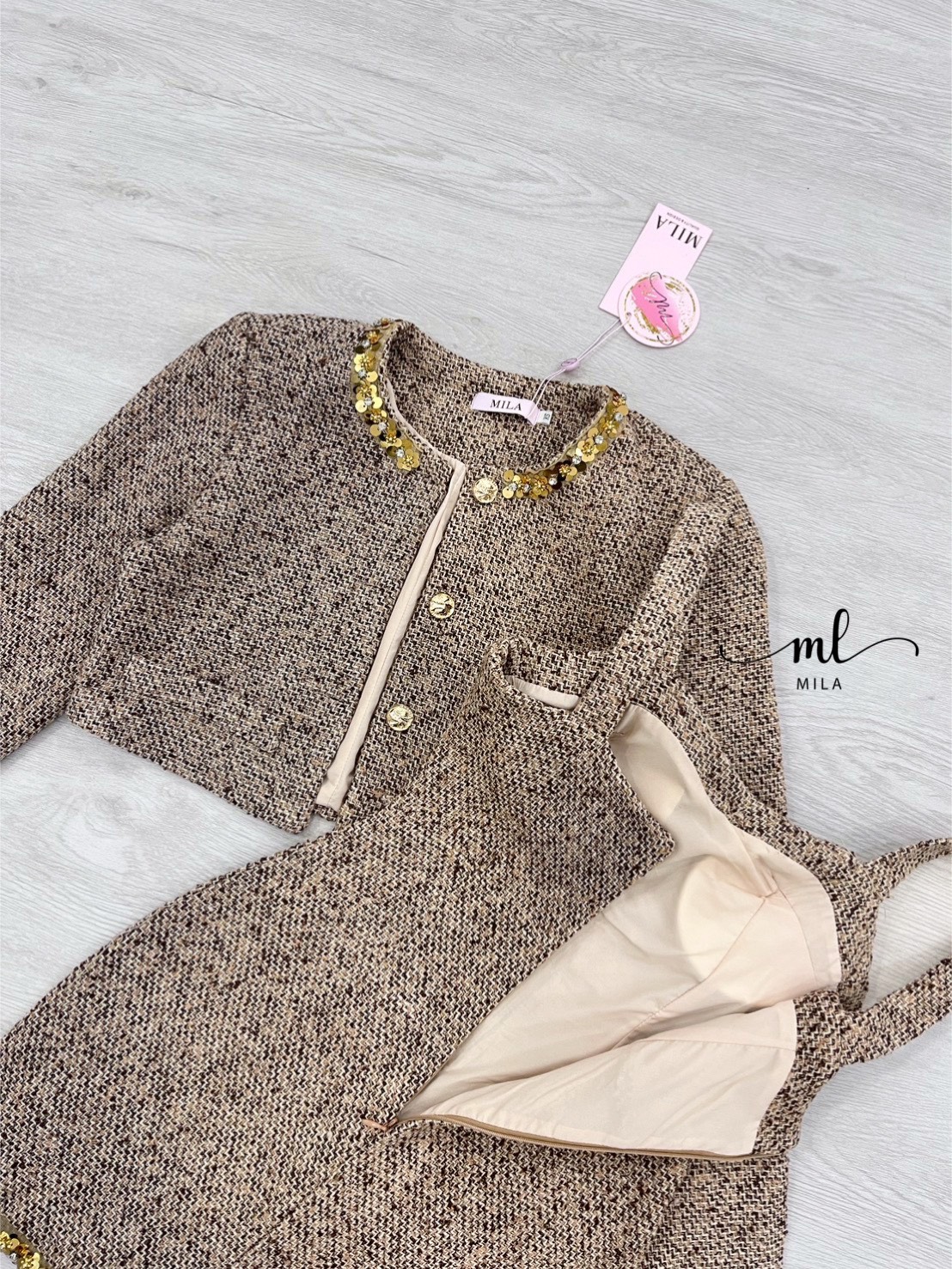 Set 2 ชิ้น หรูหราแบบตะโกน! เซ็ตผ้าทวีตสีน้ำตาลคลาสสิค ลุคคุณหนูที่จริงใจ 🤎 ดีเทลแน่นๆ ทอสวยมากกก มาครบเซ็ตทั้งเสื้อคลุมครอปตัวสั้นแขนยาว แต่งกระดุมทอง และไฮไลท์คือดีเทลปักเลื่อมสีทองฉ่ำๆ