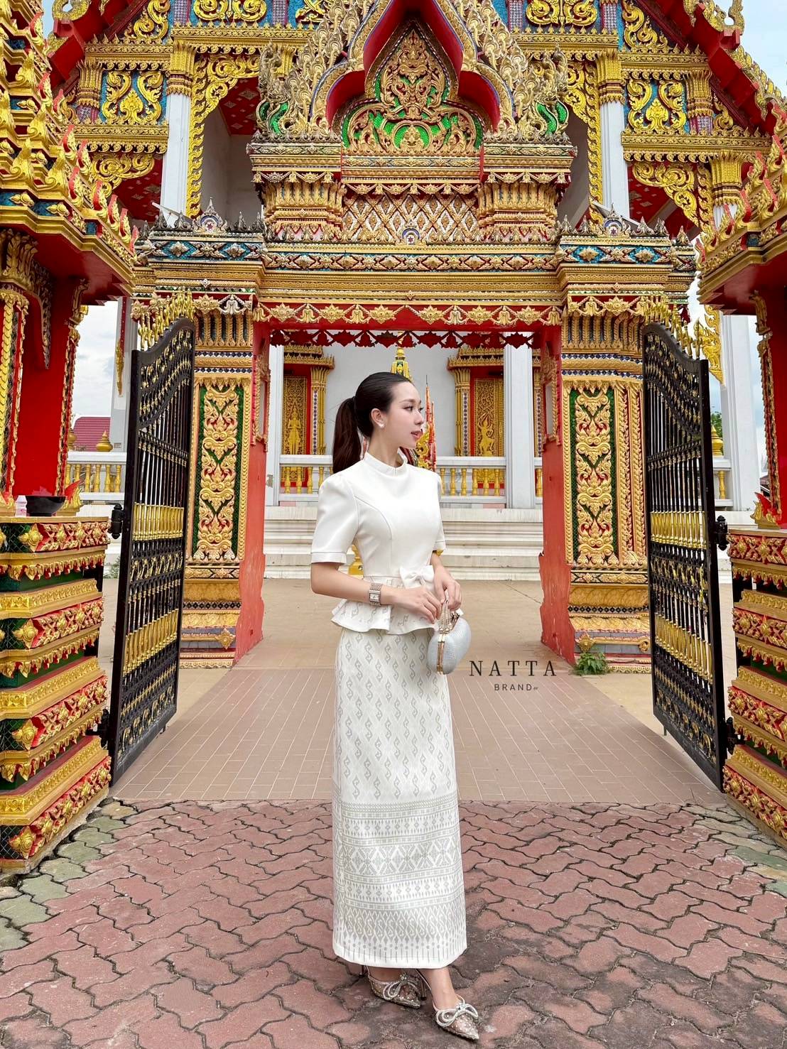 ชุด Set 2 ชิ้น เซ็ตชุดผ้าไทยเสื้อสีขาว ซิปด้านหลัง แต่งระบายชายเสื้อพิมพ์ลายไทย เพิ่มความน่ารักด้วยโบว์ด้านหน้า เสริมฟองน้ำทรงสวยมากขึ้น มาคู่กับกระโปรงผ้าพิมพ์ลายทั้งชุด ผ้าทรงกระสอบเข้ารูปกำลังดี #NATTABRAND #ป้ายNATTA #งานตามหา #เสื้อผ้างานป้าย #งานป้า