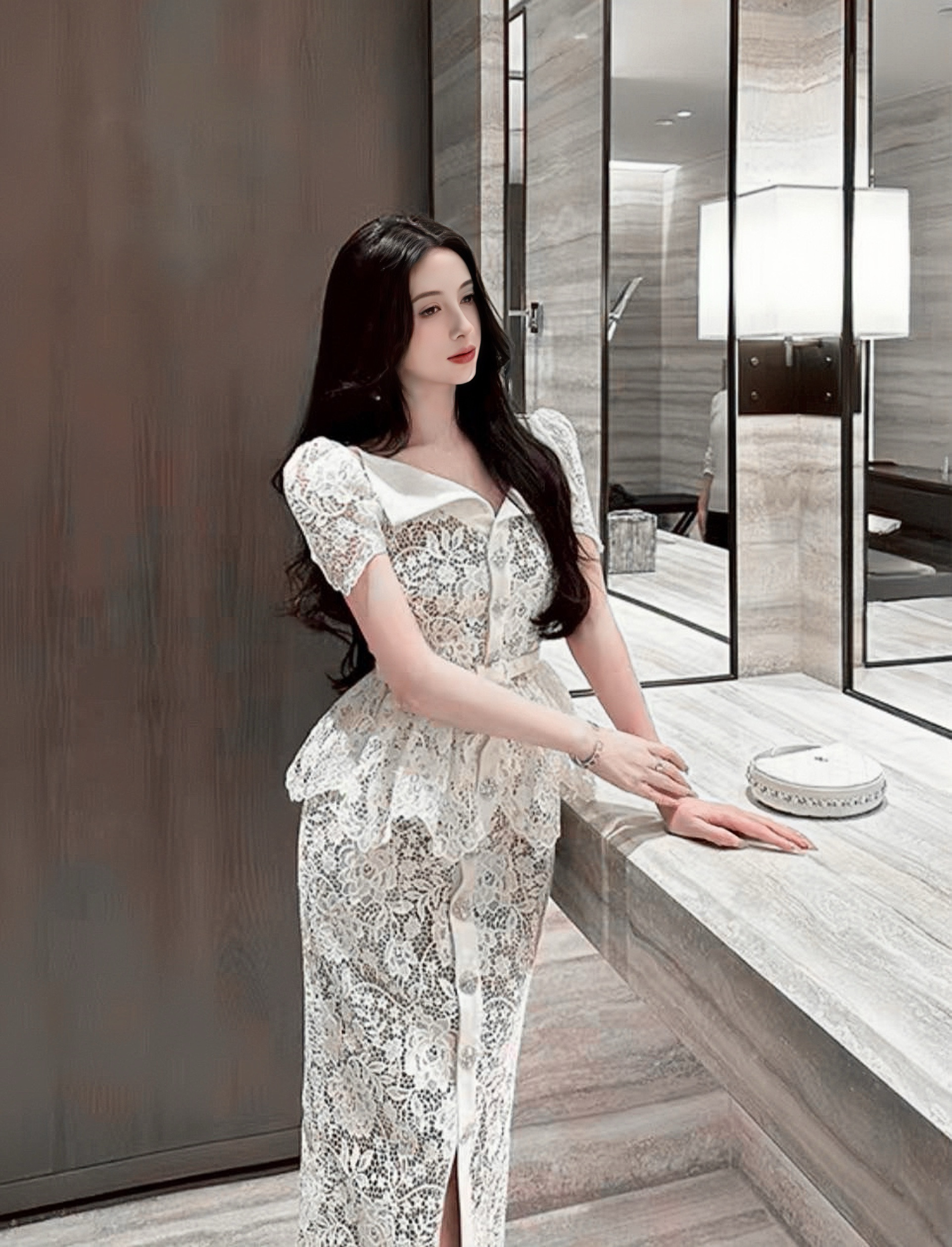 เดรสยาวผ้าลูกไม้เนื้อนิ่ม มีคอปกสีขาว แขนสั้น อกและเอวเข้ารูป มีเข็มขัดสีขาว แต่งระบายใต้เอว แต่งกระดุมเพชรด้านหน้า ซิปด้านหลัง มีซับในสีเนื้อสวยมาก