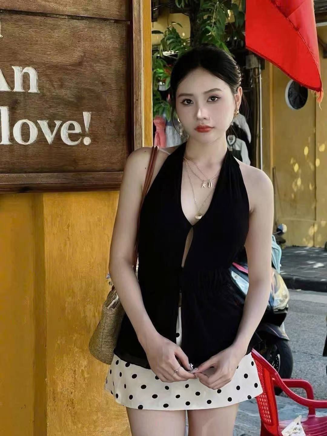 Set.2 ชิ้น เสื้อ+กระโปรง เสื้อคล้องคอสีดำคอวีลึกเนื้อผ้าชีฟอง ด้านหน้าและหลังผูกเชือก (ขอบด้านหลังมีสม๊อก) ชายเสื้อบานเล็กน้อย สายด้านหลังสามารถปรับรูดสายผูกเองได้ ใส่แล้วเซ็กซี่ มาพร้อมกระโปรงเอวสูงทรงเอลายจุด ซิปหลัง มีซับใน