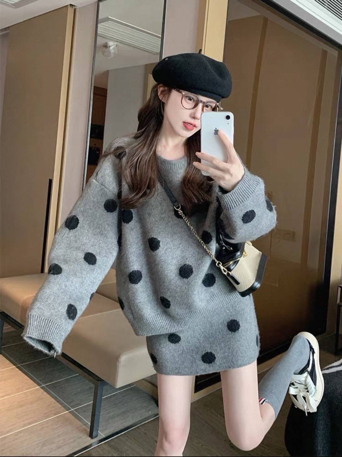 Set 2 ชิ้น ไหมพรมขนฟูลายจุด เสื้อโอเวอร์ไซส์ แมทช์คู่กับกระโปรงสั้นน่ารักมากค่ะ