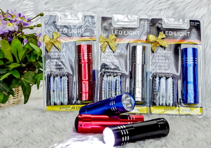 ไฟฉาย LED คละสี แพ็คถุงตามแบบ พร้อมป้ายชื่อ