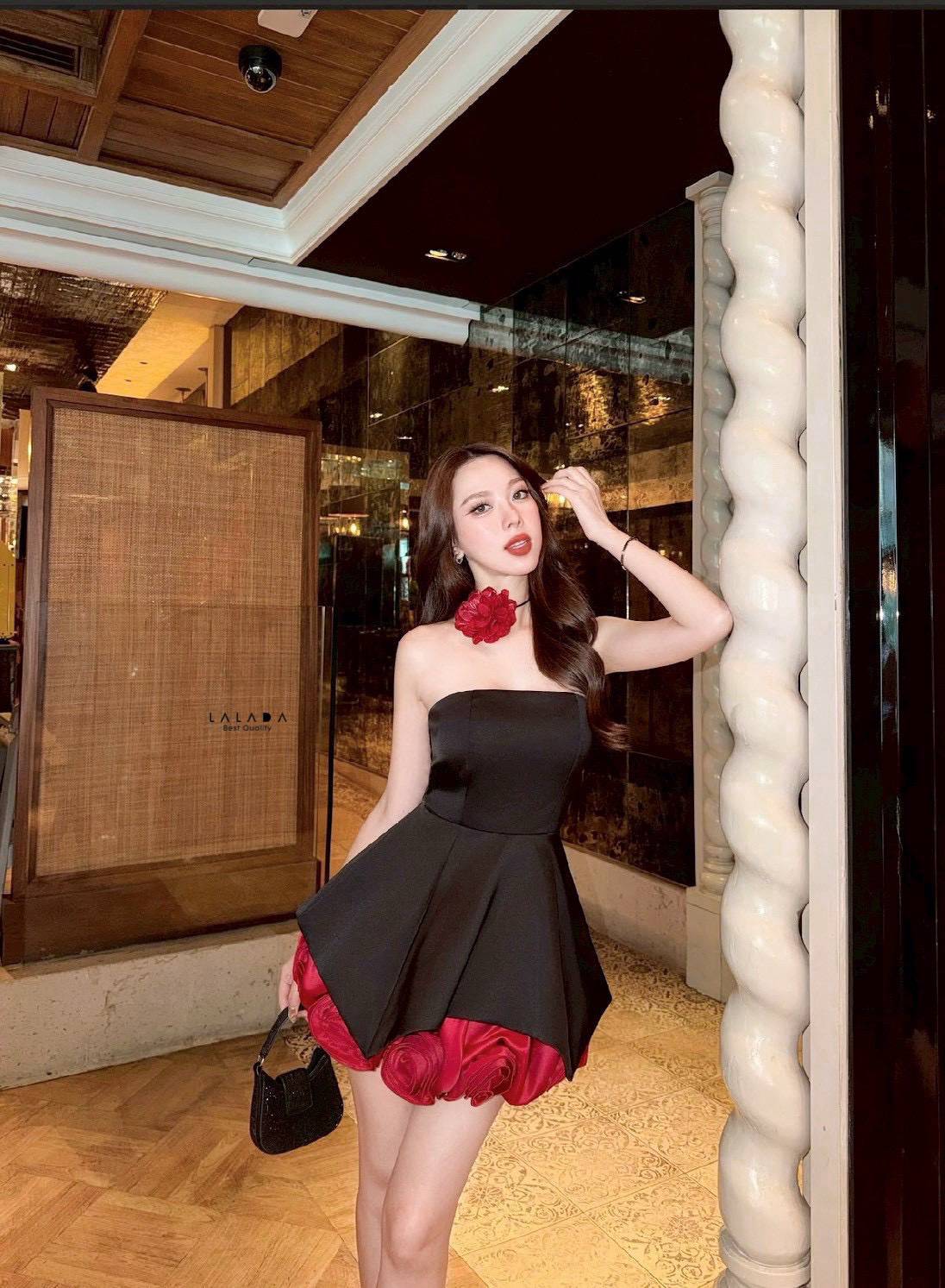 Set 3 ชิ้น น่ารักมากๆงาน rare item นะคะ เสื้อเกาะอกสีดำงานซิปหลังเสริมฟองน้ำ + กระโปรงทรงบอลลูนแต่งดอกไม้ 3D ด้านล่าง งานคุณภาพเกรดเอ งานจริงคือสวยมากค่ะ + โชคเกอร์ที่คอให้ลุคหรูหรา หวานซ่อนเปรี้ยว