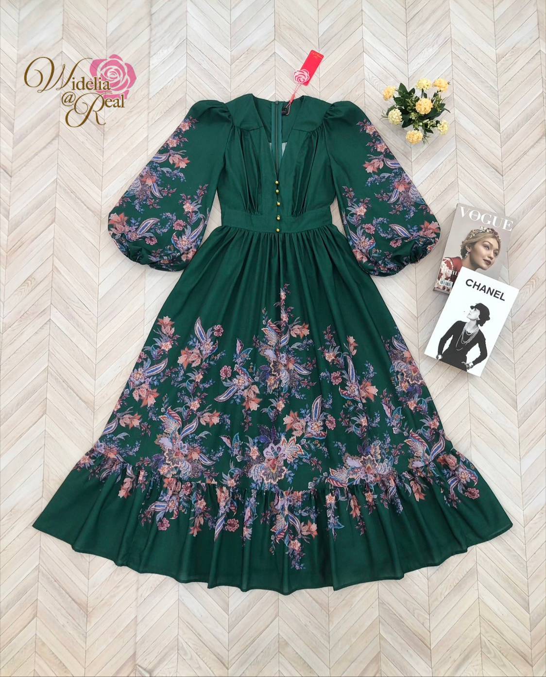Maxi Dress แม็กซี่เดรส ตัวยาวแขนยาว ท่อนแขนพองทรงสวย คอวีมีกระดุม พิมพ์ลายดอกไม้สวย เนื้อผ้าอย่างดี งานเกรดพรีเมี่ยมแนะนำเลย รับรองใส่ออกมาไม่ผิดหวัง บอกเลยห้ามพลาดเด็ดขาดงานดีงานสวยจริงต้อง Widelia @ Real