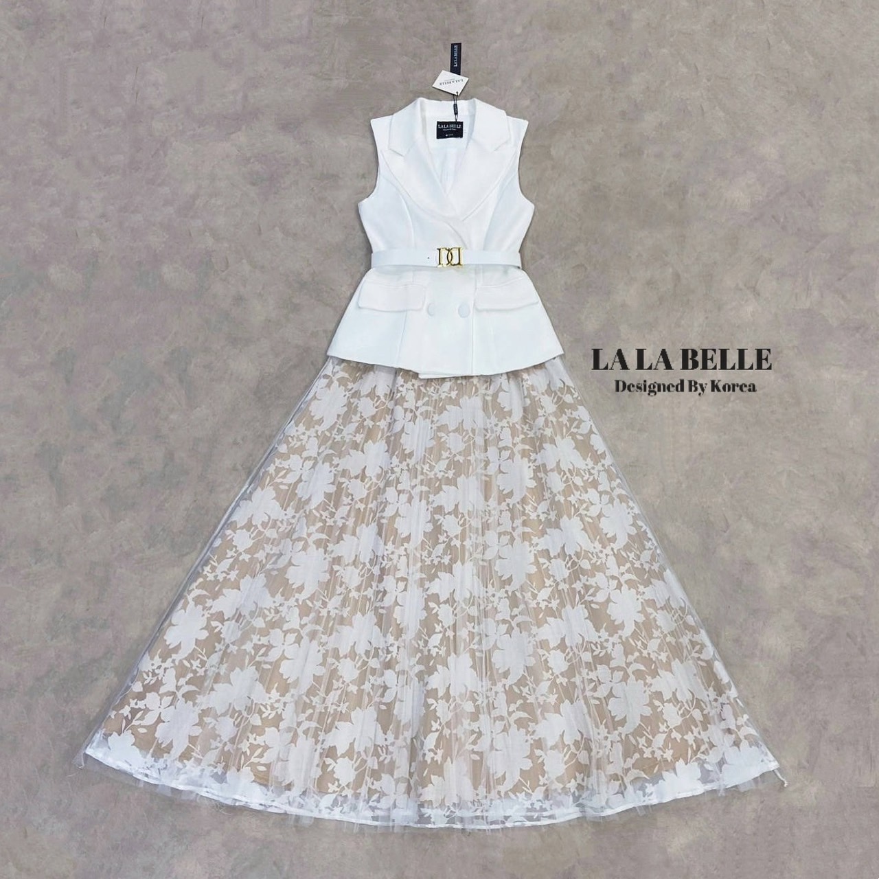 เซต3ชิ้นเสื้อสูทคอปกแขนกุดกระดุมหน้าพร้อมกระดุมแปกกันโป๊ช่วงคอวีเสื้อตัดเย็บด้วยเนื้อผ้าสูทอัดกาวเนื้อผ้ามีน้ำหนักอยู่ทรงสวยทรงเสื้อเข้ารูปเข้าทรงตัดตามไซส์เข้ารูปช่วงเอวมาพร้อมเข็มขัดเข้าชุดและกระโปรงยาว3ชั้นซับในสีเนื้อผ้าตาข่ายลายดอกไม้และผ้าตาข่ายซีทู