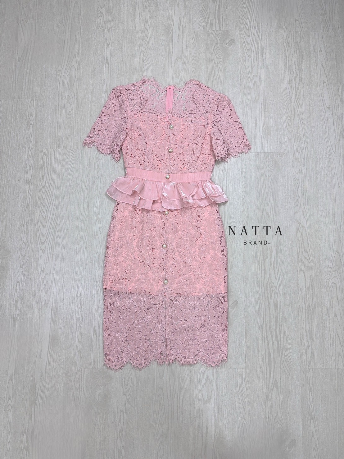 ชุดเดรสลูกไม้สีชมพู แต่งดีเทลผ้าระบายช่วงเอวมีความหวานมากขึ้น แต่งกระดุมหลอกด้ายหน้า ซิปซ้อนด้านหลัง มีผ้าซับในอย่างดีผ้าไม่บางค่ะ แหวกด้านหน้านิดหน่อย งานสวยมากกกก