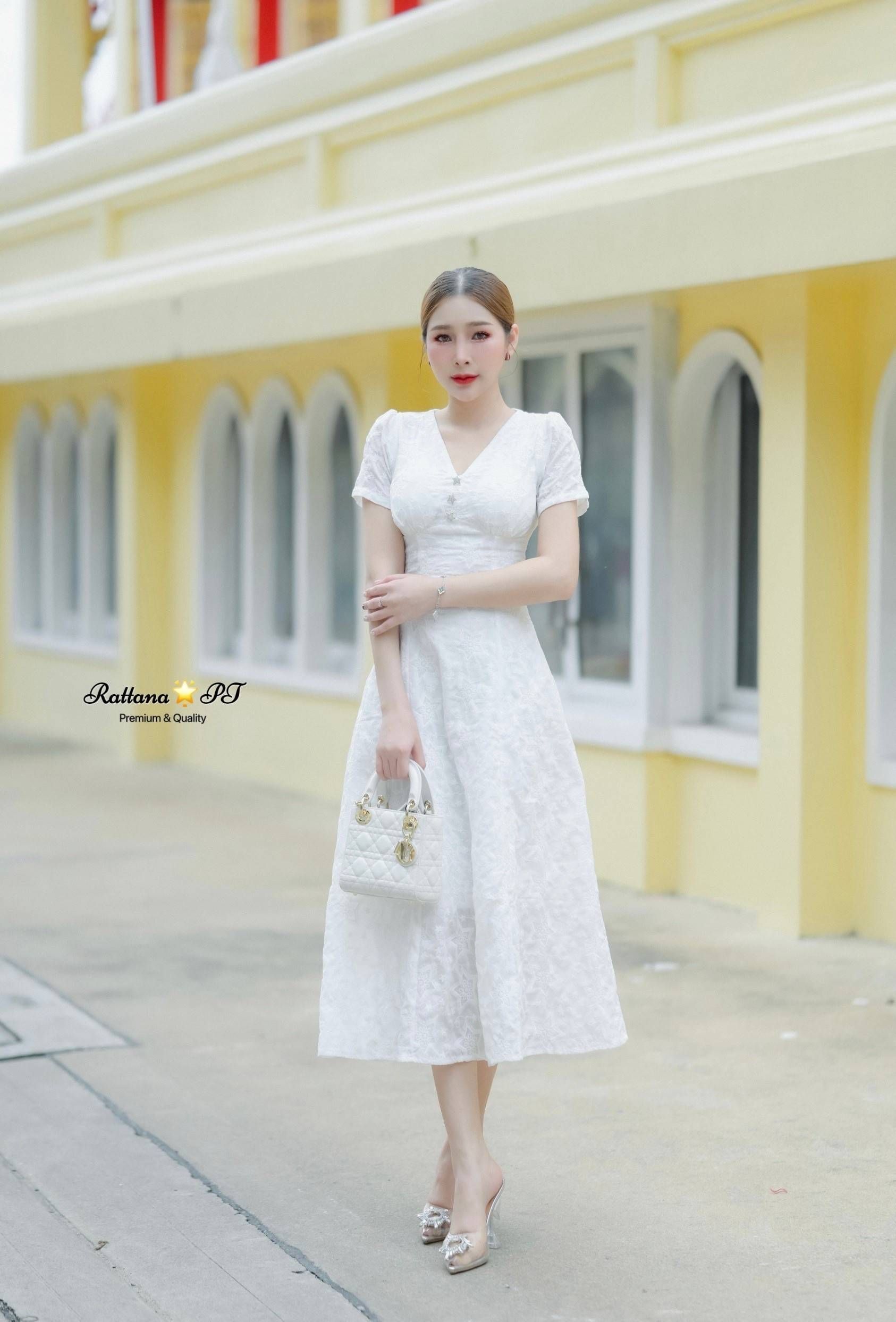 เดรสสีขาว เรียบหรูดูแพง แต่งเพชรที่หน้าอก ให้ดูสวยเก๋ เนื้อผ้าดีมาก หน้าอกมีฟองน้ำ มีซับในทั้งชุด มีซิบด้านหลัง ทรงสวยมาก ใส่แล้วดูผอมจะใส่ไปงานแต่ง ทำบุญ ใส่ออกงาน เก็บเข้าตู้ด่วนๆค่า