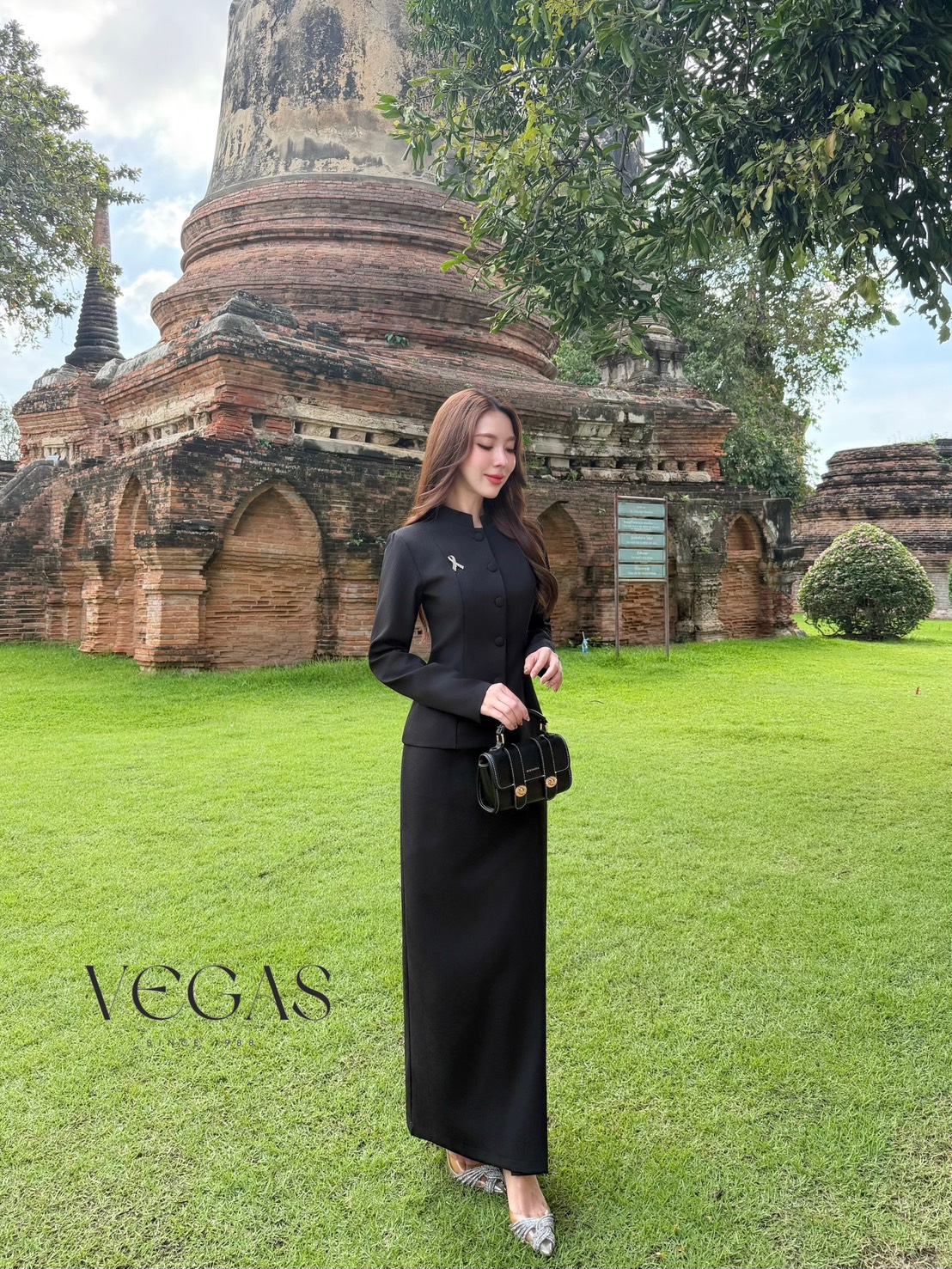 ชุดไทยจิตรดา คอจีน พร้อมเข็มกลัดโบ