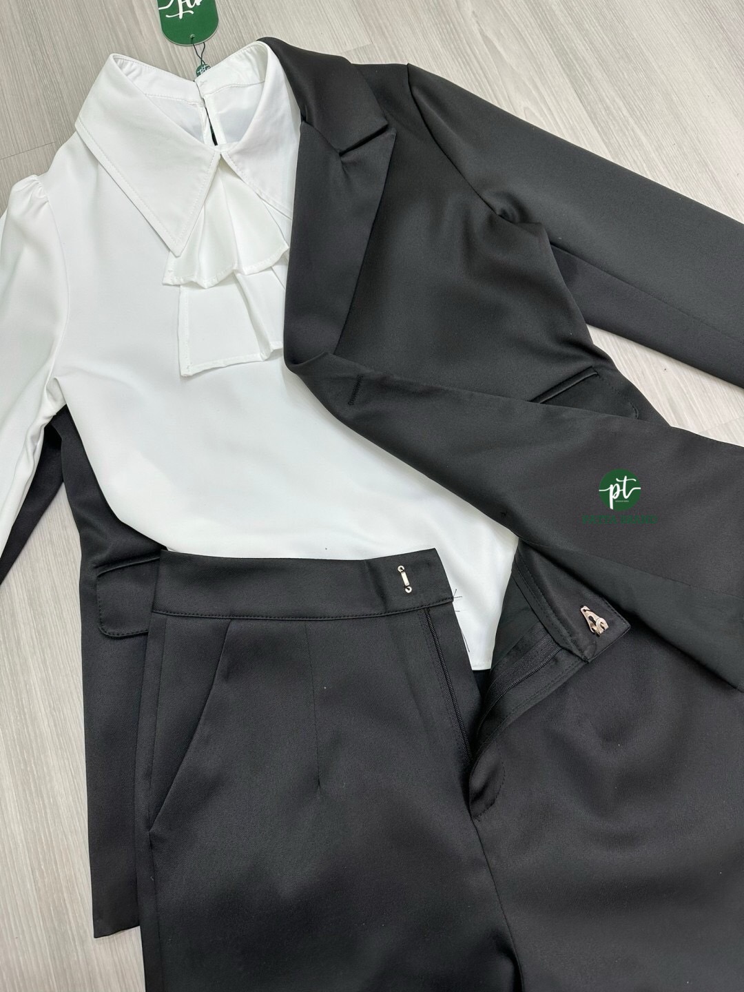 Set3ชิ้น สีดำเสื้อคลุมสูทแขนยาวมีกระดุมหน้าและมีกระเป๋าใช้งานได้จริง มาพร้อมเสื้อแขนยาวตัวในสีขาวอกแต่งระบายผ้าพริ้วในสบาย(มีกระดุมเกี่ยวช่วงคอด้านหลัง)ใส่แม๊ทช์คู่กันลงตัวมากๆ และมาคู่กางเกงขายาวทรงกระบอกทรงสวย มีตะขอซิปหน้า/และมีกระเป๋า2ข้างเก๋ๆ เย็บซับ