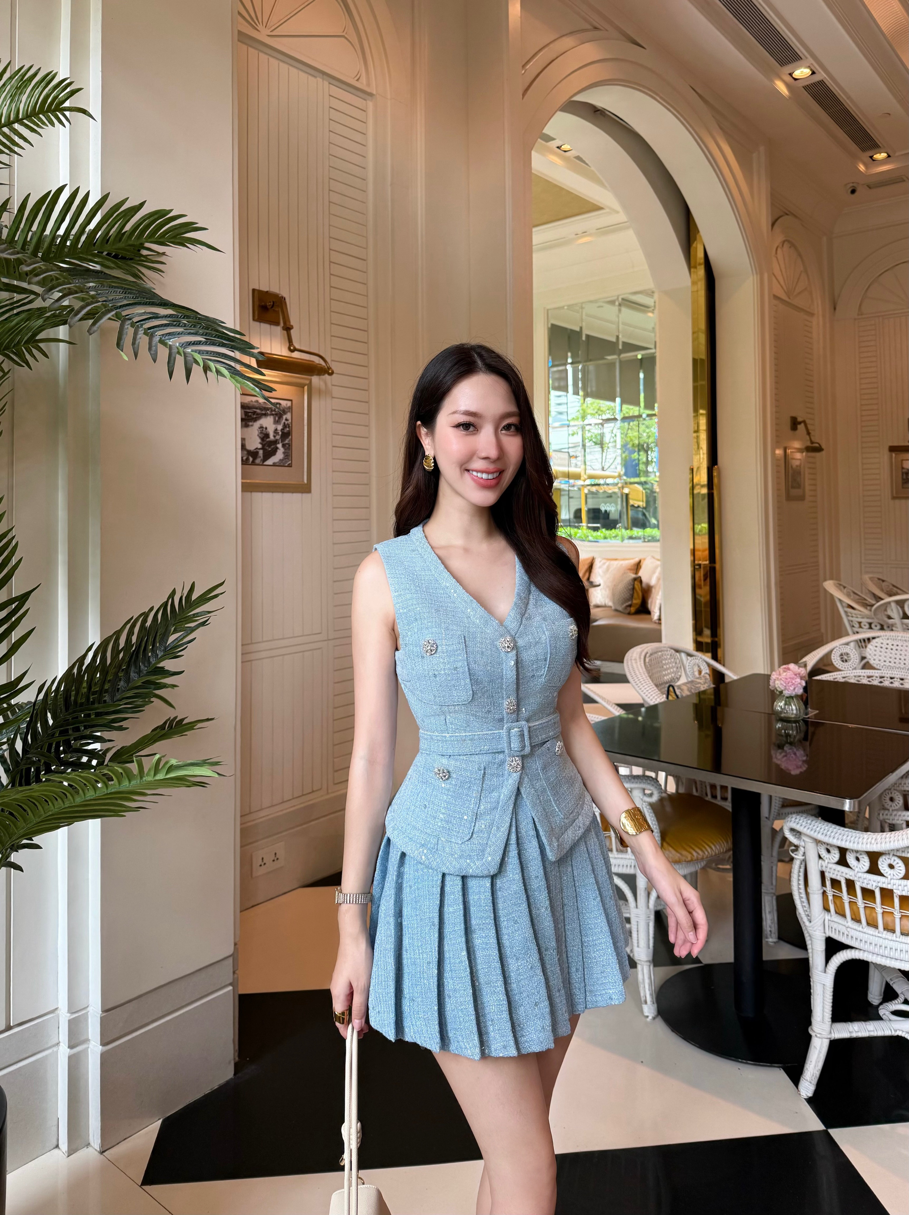 Set 3 ชิ้น เสื้อสูทแขนกุดเนื้อผ้าทวิตสีฟ้า แต่งกระเป๋าและติดกระดุมเพชร + กระโปรงสั้นอัดพลีทสั้น + เข็มขัด ลุคนี้คือดีมาก สวยดูแพง ใส่ได้หลายโอกาส Swan Studio