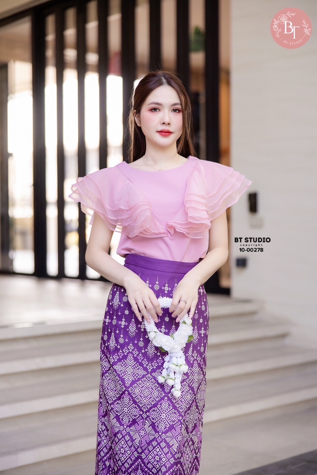 TAG : BT STUDIO DETAIL : เซท 2 ชิ้น เสื้อสีชมพูแขนกุดแต่งระบายช่วงไหล่ไล่ลงมาตรงกลางทั้งด้านหน้าและหลัง ซิปหลังมาพร้อมกระโปรงผ้าถุงประยุกต์พิมพ์ลายสีม่วง งานสวยเนื้อผ้าดีคัตติ๊งสวยมีซับในค่ะ