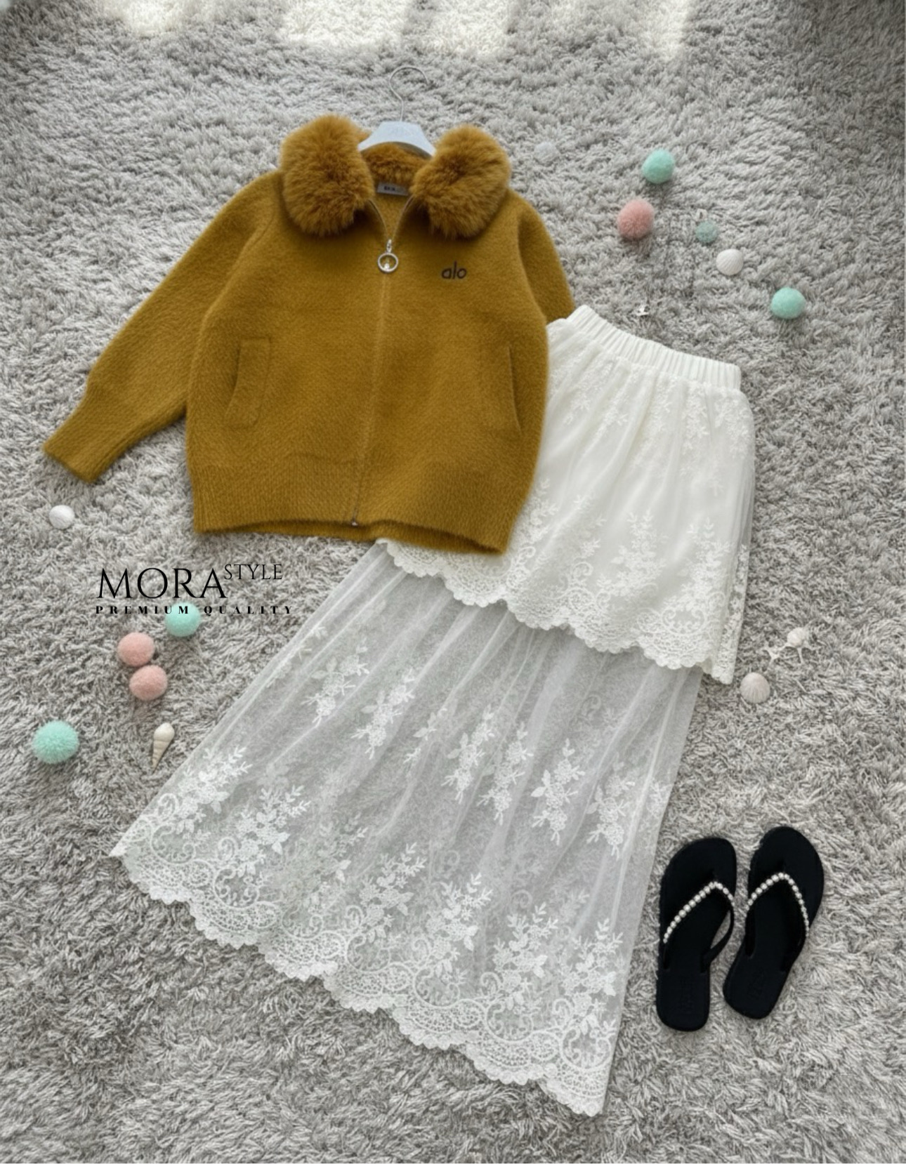 เซ็ต 2 ชิ้น เสื้อแขนยาวแต่งขนเฟอร์ช่วงคอ ขนฟูนุ่มงานสวย ผ้าใส่สบาย มาพร้อมกับกระโปรง แต่งซีทรูลูกไม้ 2 ชั้น งานสวยมากกก งานใส่สบาย ขึ้นเขาขึ้นดอยเป็นอีกรุ่นที่แนะนำว่าต้องมีนะค่าาา