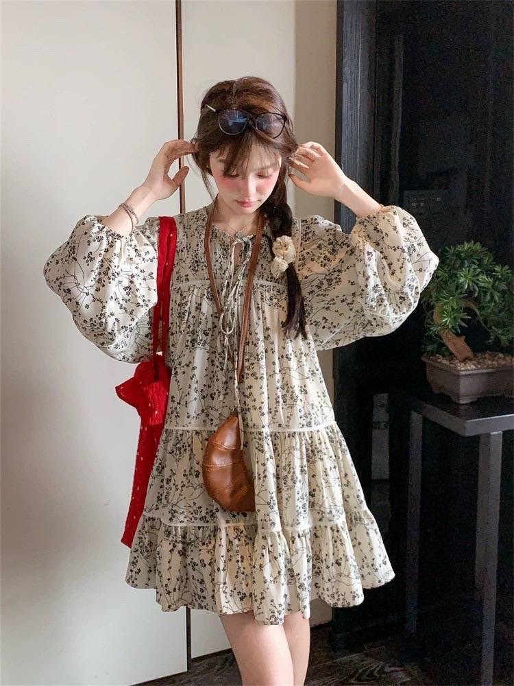 เดรสสั้นลายดอกเล็กๆ สีโทนสวยละมุนสไตส์โบฮีเมี่ยน แทบจะไม่ต้องรีด ลื่นพริ้ว ไม่หนาและไม่บางเกินไป ทรงสวย สวมใส่สบายๆ ทรงปล่อยๆ รุ่นนี้สุดปังขายดีตลอดกาล มีซับในให้อย่างดี