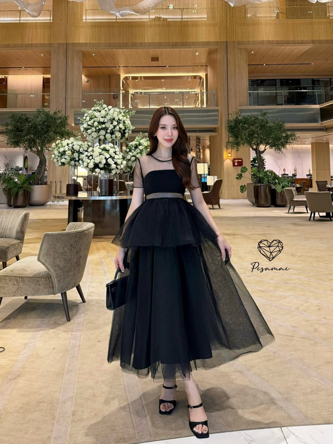 เดรสซีทรูสีดำมาในทรงผ้าตาข่ายฟูซ้อน ช่วงบนมีเกาะอกตัวสั้นติดมาให้กับชุด สวย อลังมากกกกกค่า ใส่เฟียสๆ แกรมๆ ได้ไม่ซ้ำใคร ต้องมีเลยค่