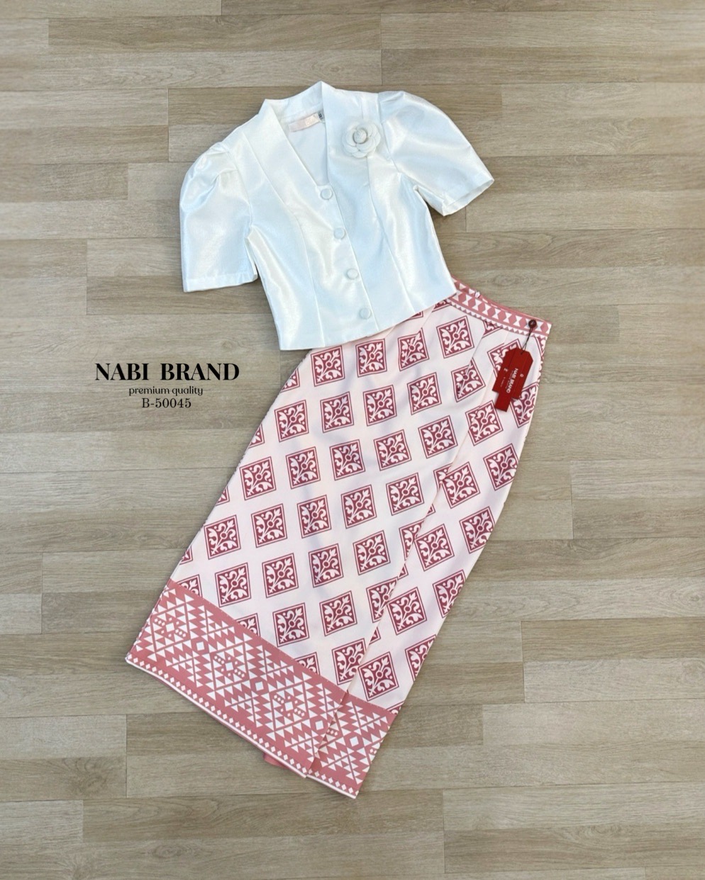 Label :: #NABIBRAND Code :: B-50045 Detail :: ชุดเซ็ต 3ชิ้น เสื้อแขนสั้นแต่งด้วยกระดุมด้านหน้าทรงคอวีสีขาวบริสุทธิ์ ผ้าเงาสวยหรูอยู่ทรง มีฟองน้ำ ซับใน มาคู่กับกระโปรงพิมพ์ลายสีชมพู ผ้าอัดกาว ใส่ซับในมาให้เรียบร้อย เป็นงานซิปหลัง แถมเข็มกลัดดอกไม้ เมื่อนำม