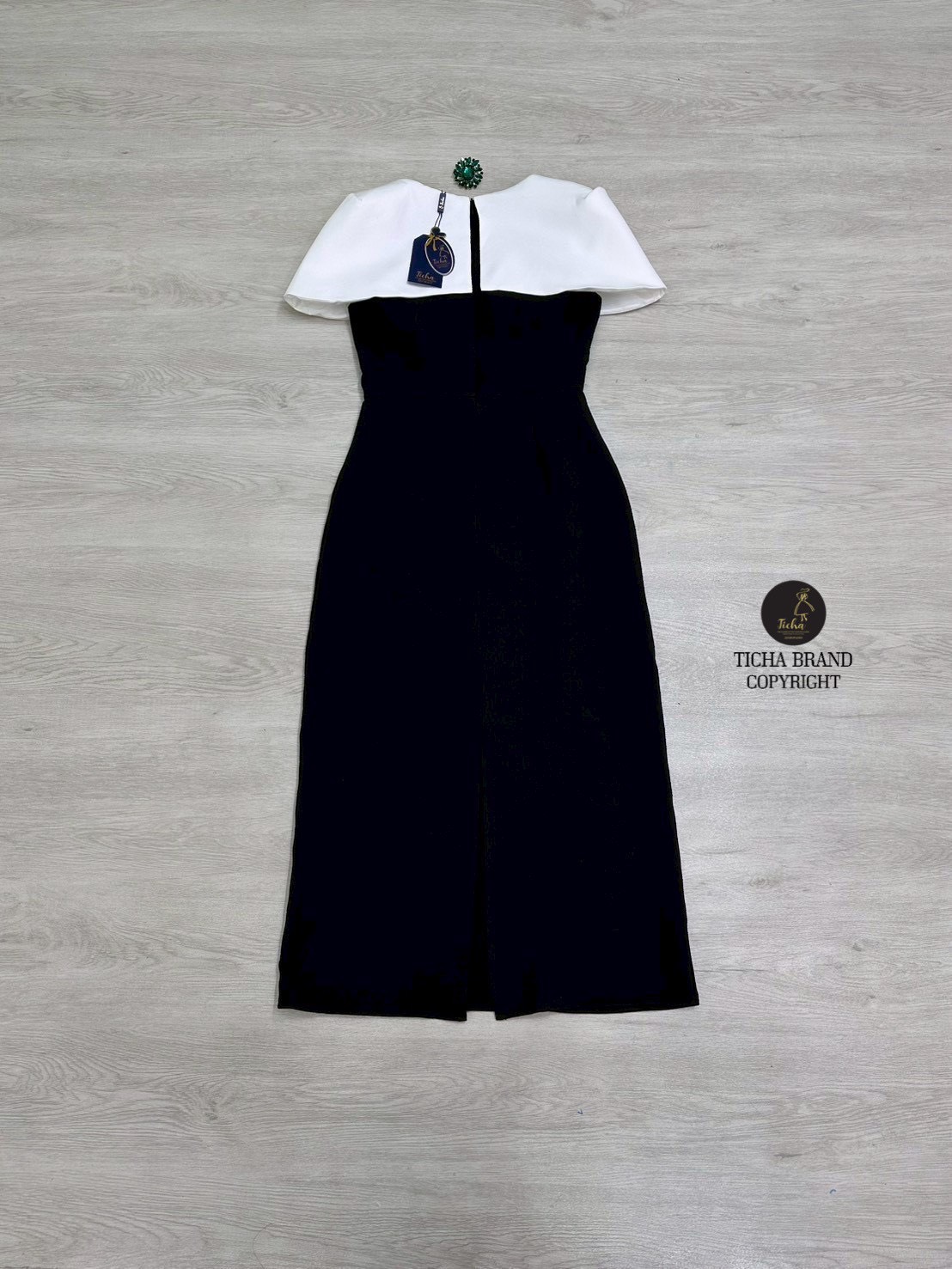 👗👗::Detail :: Maxi เดรสแขนกกุดสีดำ คอวี ดีเทลแต่งปกขาว ยาว คลุมหัวไหล่ ช่วงไหล่ และอก เสริมฟองน้ำมาอย่างดี ตัวเดรสเป็นทรงเข้ารูป แต่งผ่าหลังยาว มีชับใน ซิปหลัง มาพร้อมเข้มกลัดเพชรมรกตสีเขียว