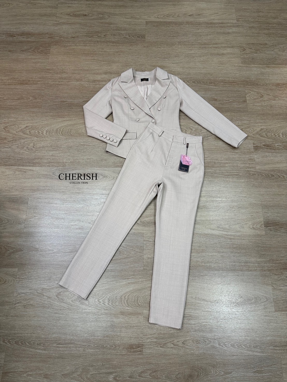 Setsuit เสื้อ+กางเกง เรียบหรู ดูเท่ ทรงสวย ใช้ผ้าดี ใส่สบาย ตัวเสื้อสูทแต่งกระดุม มีกระเป๋า พร้อมซับในทั้งตัว มาพร้อมกับกางเกงขากระบอก มีกระเป๋า 2 ข้าง