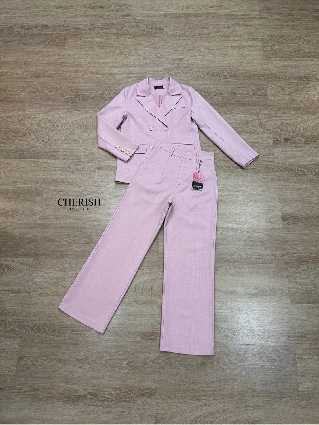 Setsuit เสื้อ+กางเกง ลุค CEO เรียบหรู ดูทันสมัย ทรงสวย ใช้ผ้าดี ใส่สบาย ตัวเสื้อสูทแต่งกระดุมทองมีกระเป๋า พร้อมซับในทั้งตัว มาพร้อมกับกางเกงขากระบอก มีกระเป๋า 2 ข้าง เซตนี้จะใส่ทำงาน หรือออกงานดูดีสุดๆค่ะ