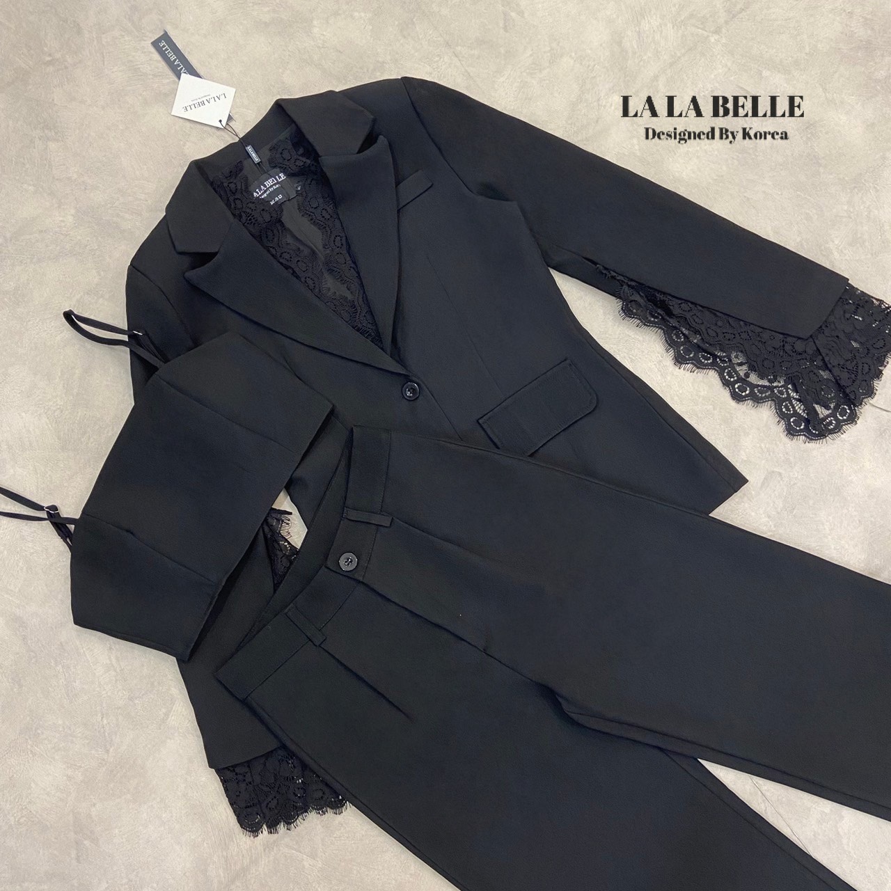 เซต3ชิ้นผ้าสูทอัดกาวอย่างดีผ้าดีทรงสวยเสื้อครอปสายเดี่ยวเสริมฟองน้ำปรับสายได้ใส่คู่กางเกงขายาวเอวสูงมีกระเป๋ากางเกง2ข้างมีซับในอัดกาวอย่างดีมาพร้อมเสื้อสูทคอปกแขนยาวผ่าแขนแต่งลูกไม้ช่วงขอบคอและขอบแขนมีซับในอัดกาวอย่างดีงานคุณภาพเกรดพรีเมี่ยม