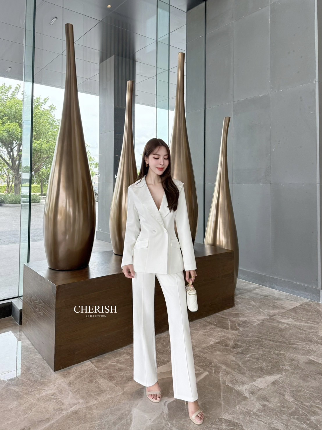 Setsuit เสื้อ+กางเกง ที่เรียบหรูดูแพง ทรงสวย ใช้ผ้าดี ตัวเสื้อสูทแขนยาวคอปกช่วงคอและกระเป๋าตกแต่งผ้าซาติน ตัวกางเกงเอวสูงขากระบอกใส่แล้วขาดูเรียวยาวสุดๆ ชุดนี้ใส่แล้วเด่นสุดๆ ต้องมีสักชุดแล้วนะคะ