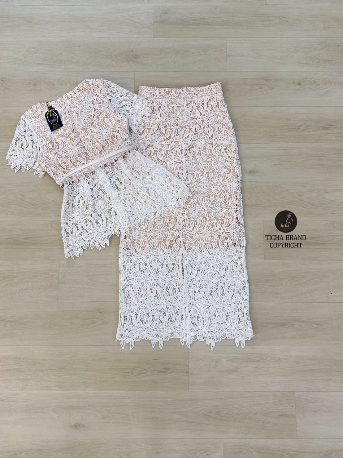 Set 2ชิ้น เสื้อ+กระโปรงยาว งานผ้าลูกไม้เนื้อนิ่มทั้งตัว คอกลมสีขาว อกเสริมฟองน้ำ ซิปหลังซ่อนอย่างดี มาพร้อมกับกระโปรงยาวทรงสอบผ่าหลัง (ซิปหลัง) และเข็มขัดหนังสีขาวหัวมุขซับในทั้งชุด ใส่แมทซ์ครบเซตสวย ลัคชู สุดๆ ลุคCOD ห้ามพลาดนะคะ