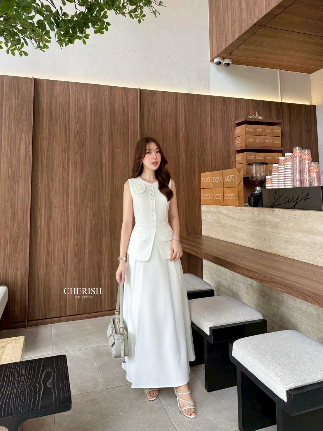 : ชุดเซ็ท เสื้อ+กระโปรง สไตล์คุณหนู เรียบหรูดูผู้ดี เสื้อแขนกุดตัวยาวตกแต่งกระดุม มีกระเป๋า 2 ข้างใช้งานได้จริง มาพร้อมเข็มกลัดดอกไม้ จะติดตรงไหนก็ได้ตามใจชอบ ตัวกระโปรงบานเอวสูงจับจีบหน้ามีกระเป๋า 2 ข้าง