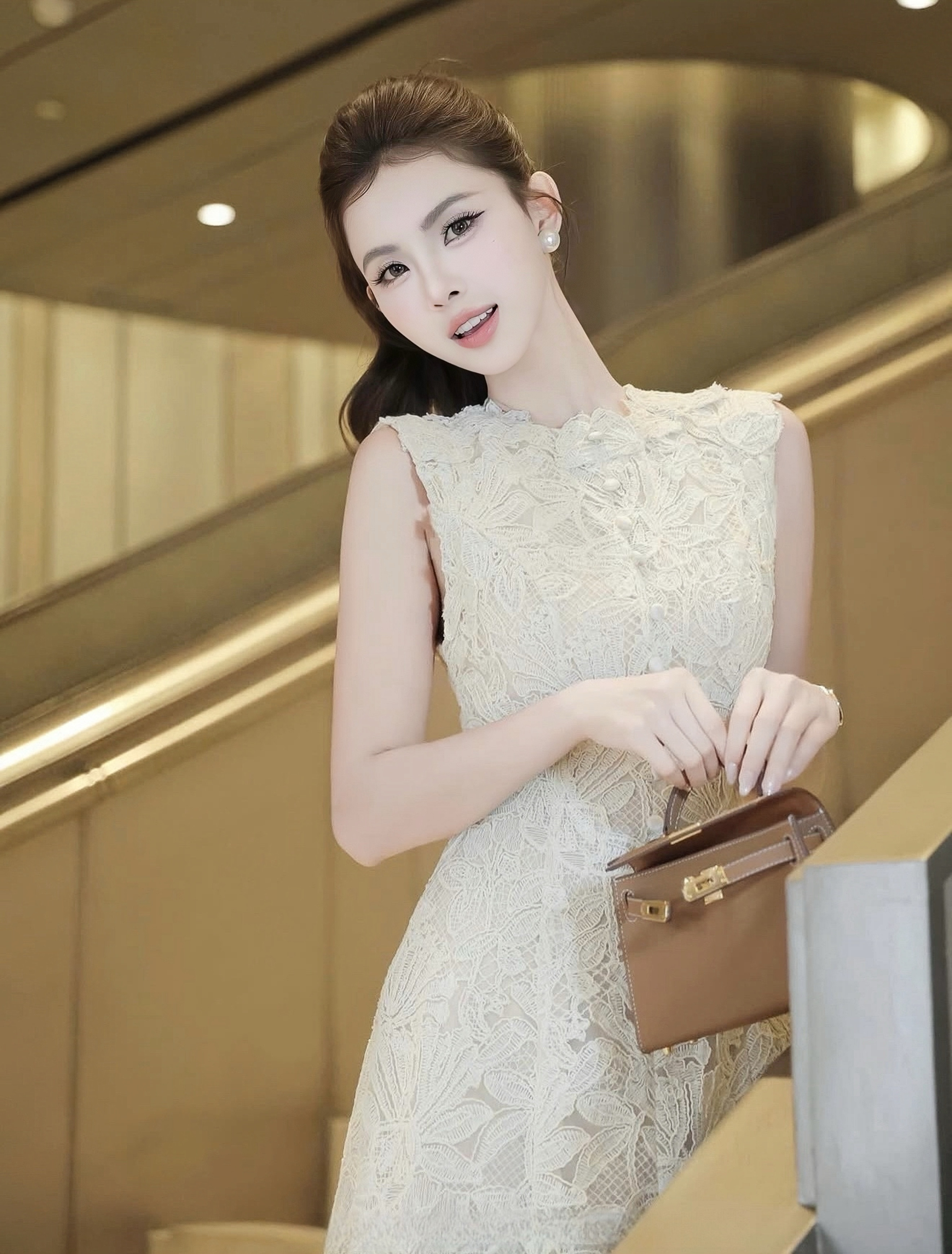 Tag : Blossom brand พร้อมส่ง S M L XL Details : ชุดเดรสลูกไม้สีครีมหรูหรา เรียบแต่มีเสน่ห์ ตัวชุดเป็นผ้าลูกไม้ลายดอกไม้ทั้งตัว ลวดลายแน่นละเอียด ช่วยเพิ่มความหรูแบบผู้ดี ช่วงเอวเข้ารูปและบานปลายเล็กน้อย ช่วยขับรูปร่างให้ดูเพรียวและอ่อนหวาน