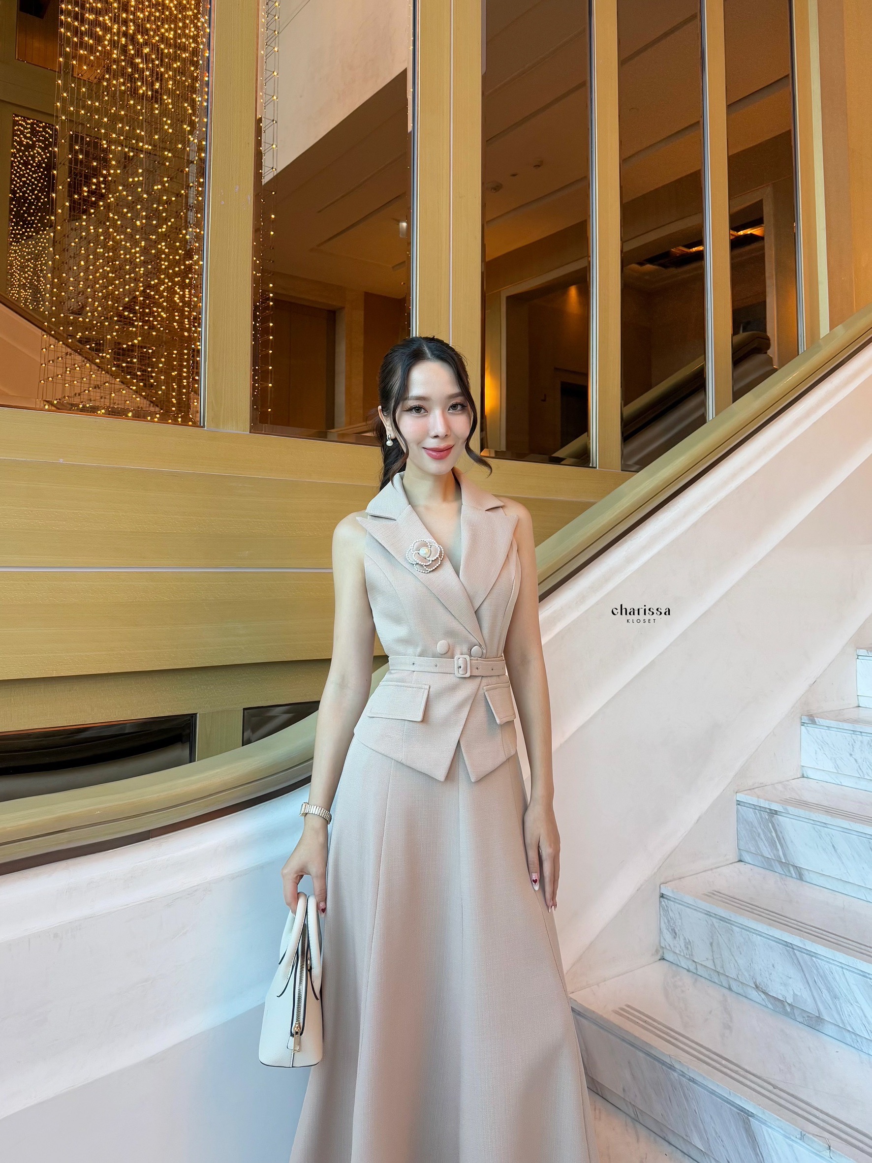 เซ็ทเสื้อแขนกุดทรงเข้ารูปมาพร้อมกับกระโปรงทรงยาวพริ้วว แถมฟรีเข็มขัด ทั้ง3 ชิ้นใช้ผ้าเดียวกันในการตัดเย็บ ตัวเสื้อเก็บทรงเข้ารูปสวยมากก กระดุมปั้มติดได้จริง2เม็ด แต่งกระเป๋าหลอกซ้ายขวา กระโปรงมีซับในอย่างดีเอวเป็นซิปเอวสูงไม่สม้อค ผ้าดีมากกก ใส่ทำงานหรือไ