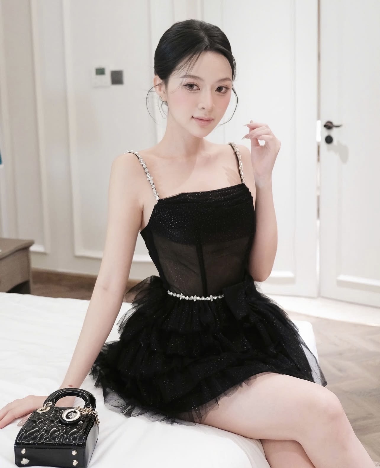 เดรสสีดำสายเดี่ยวแต่งเพชรผ้าวิ้งๆมีกลิตเตอร์ในตัวกระโปรงแต่งทเีเทลระบายเป็นชั้นๆทรงพองน่ารักๆช่วงเอวมีเพชรแต่งรอบเอวเย็บโบว์ช่วงกระโปรงงานมีฟองน้ำเสริมมีซับในสีเนื้อช่วงตัวงานสวยเซ็กซี่ที่ควรมีไว้ออกเดทปาร์ตี้ค่า