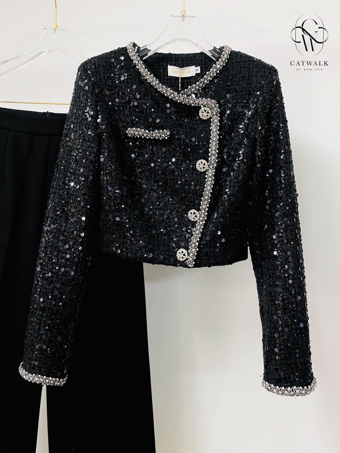 งานป้าย CATWALK BY KOH-TUN Detail>>> งานดี งานเป๊ะเว่อร์รุ่นนี้บอกเลย เซตแจ็คเก็ตผ้าทวีตปักคริสตัล+กางเกงขายาวทรงสวย เนื้อผ้าทวีตเกรดเอ เนื้อนุ่ม ตัวแจ็คเก็ตเป็นทรงกึ่งเข้ารูป แขนยาว ตัวเสื้อปักตกแต่งด้วยคริสตัลทั้งตัว ขอบตัวเสื้อแต่งด้วยริ้บบิ้น