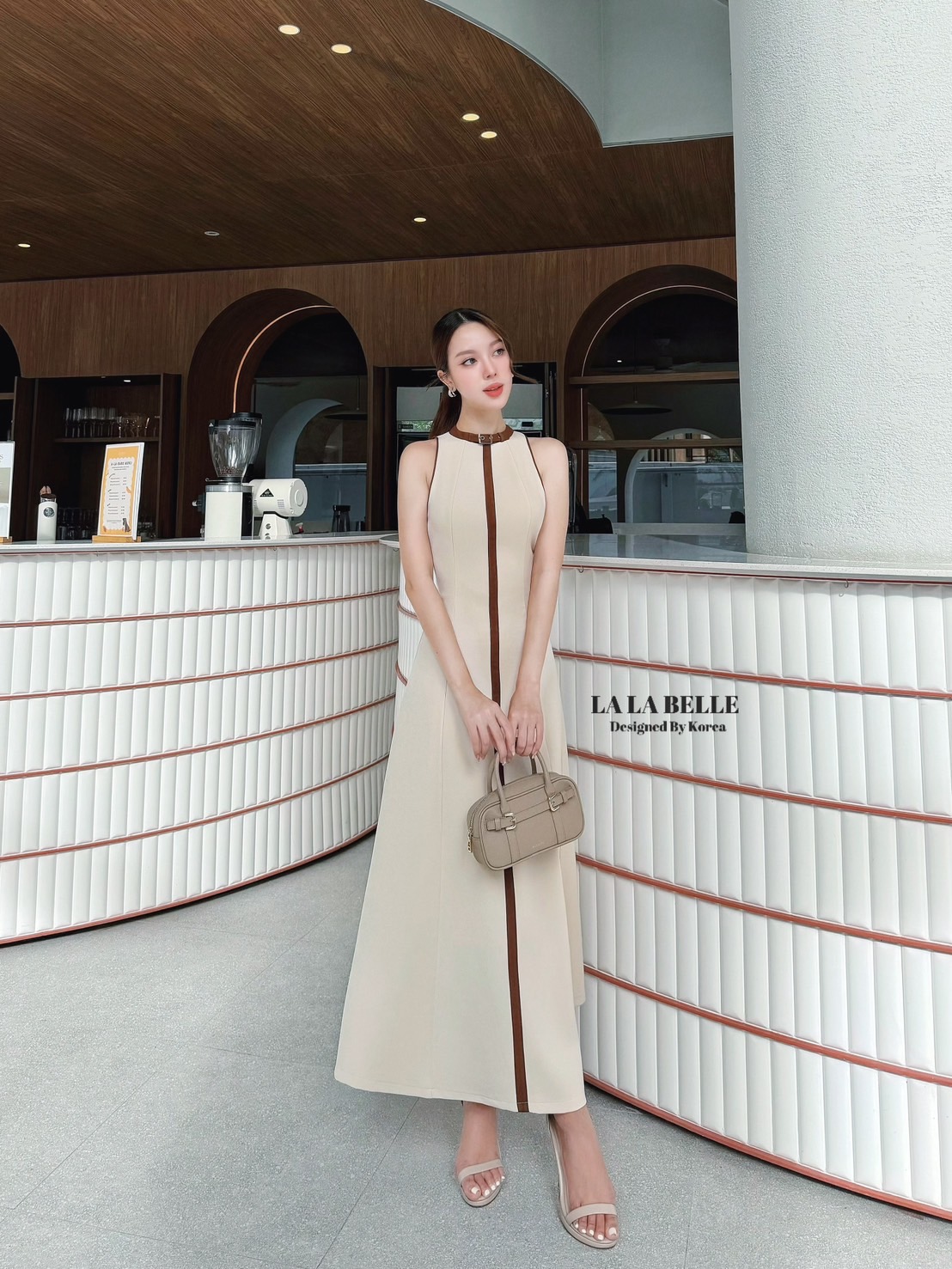 แม็กซี่เดรสผ้าสูทผ้าดีมีน้ำหนักมากทรงคอตั้งแชนกุดเข้ารูปเข้าทรงตีตะเข็บยาวทำให้เข้ารูปทำสีทูโทนครีมน้ำตาลมีดีเทลช่วงคอเป็นเข็มขัดและมีแถบสีน้ำตาลยาวผ้าดีมากมีซับในอัดกาวอย่างดี