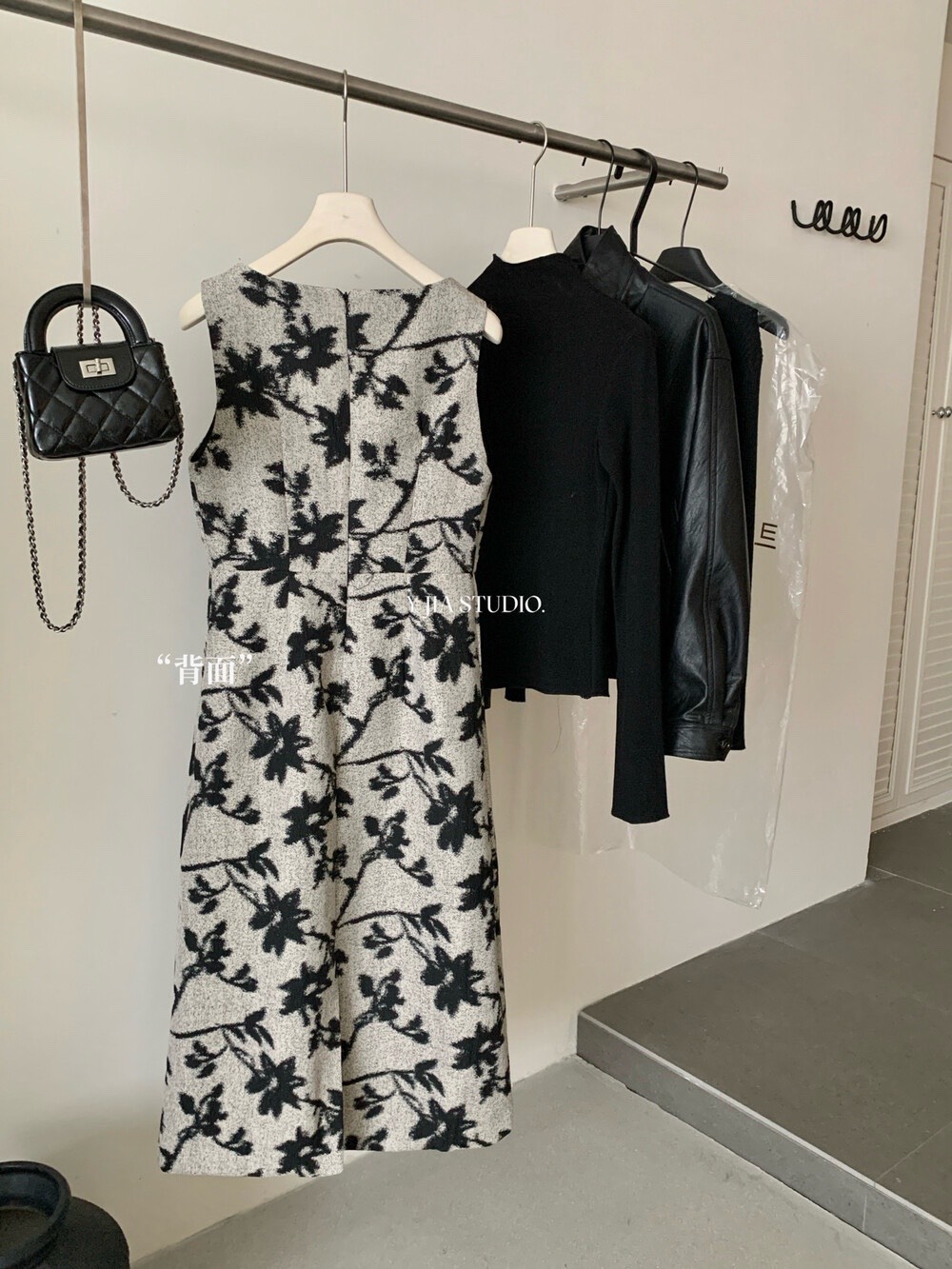 YA SHOP 5767# Set 2 pcs เสื้อแขนยาวคอปีน เนื้อผ้ายืดอย่างดี + เดรสคอวีลายดอก แขนกุด งานซิปหลัง เนื้อผ้าดี มีซับใน งานสวย