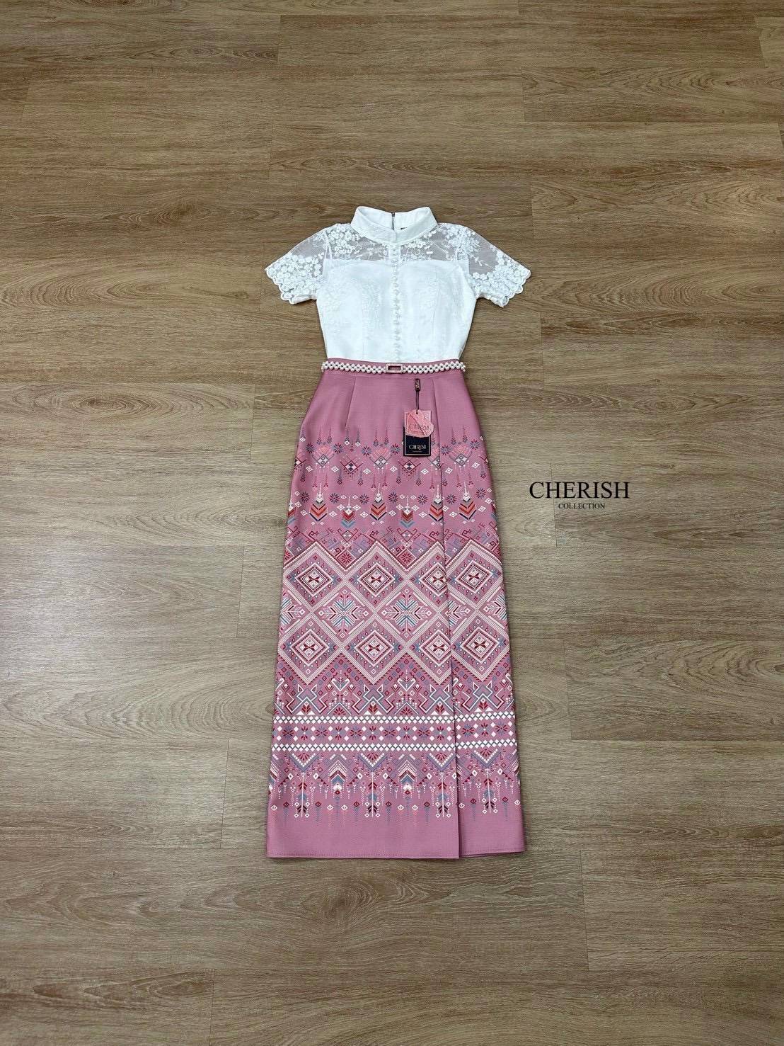 เซ็ทชุดไทย ชุดงานบุญ 3 ชิ้น เสื้อลูกไม้แต่งกระดุมมีซับในอย่างดี ใส่คู่ผ้าถุงสำเร็จเนื้อผ้าใส่สบาย จัดเข็มขัดมุกมาให้ครบเซ็ท สาวๆสายบุญ หรือจะใส่เป็นธีมชุดเพื่อนเจ้าสาวก็เหมาะ ใส่ได้ทุกเทศกาล