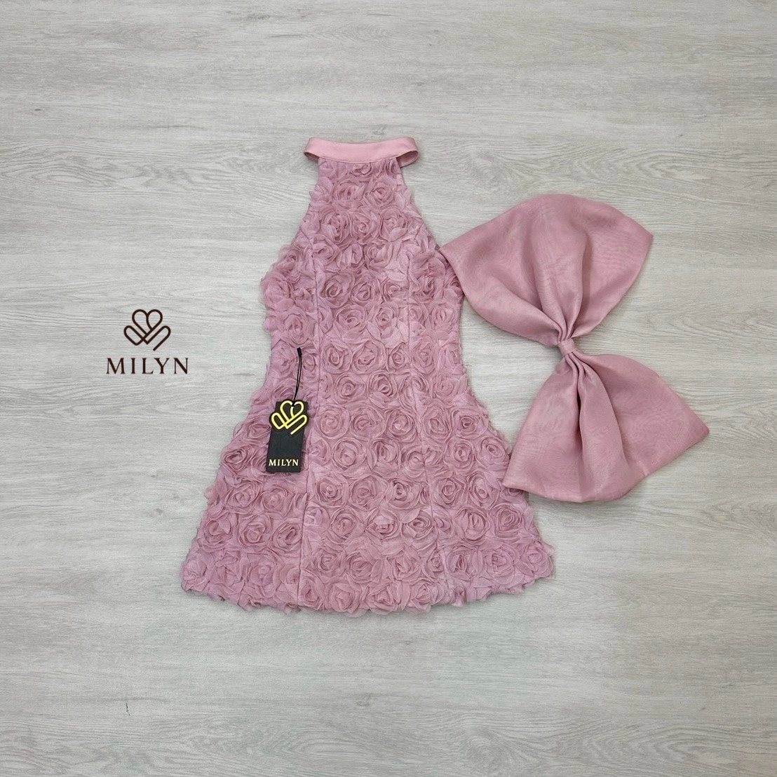 มินิเดรสแต่งดอกกุหลาบทั้งตัว ดีเทลเนื้อผ้าแบบ 3D ทำให้ชุดดูโดดเด่นมากขึ้น คอฮัลเตอร์ช่วยเสริมลุคให้ดูเพรียวและหรูขึ้นไปอีกขั้น ด้านหลังเปิดหลังสวย พร้อมโบว์ใหญ่สุดละมุนเป็นไฮไลต์ของชุด ใส่แล้วน่ารักปนความหวานแบบผู้ดีมากกกก 💙 ตัวเดรสทรงสวย