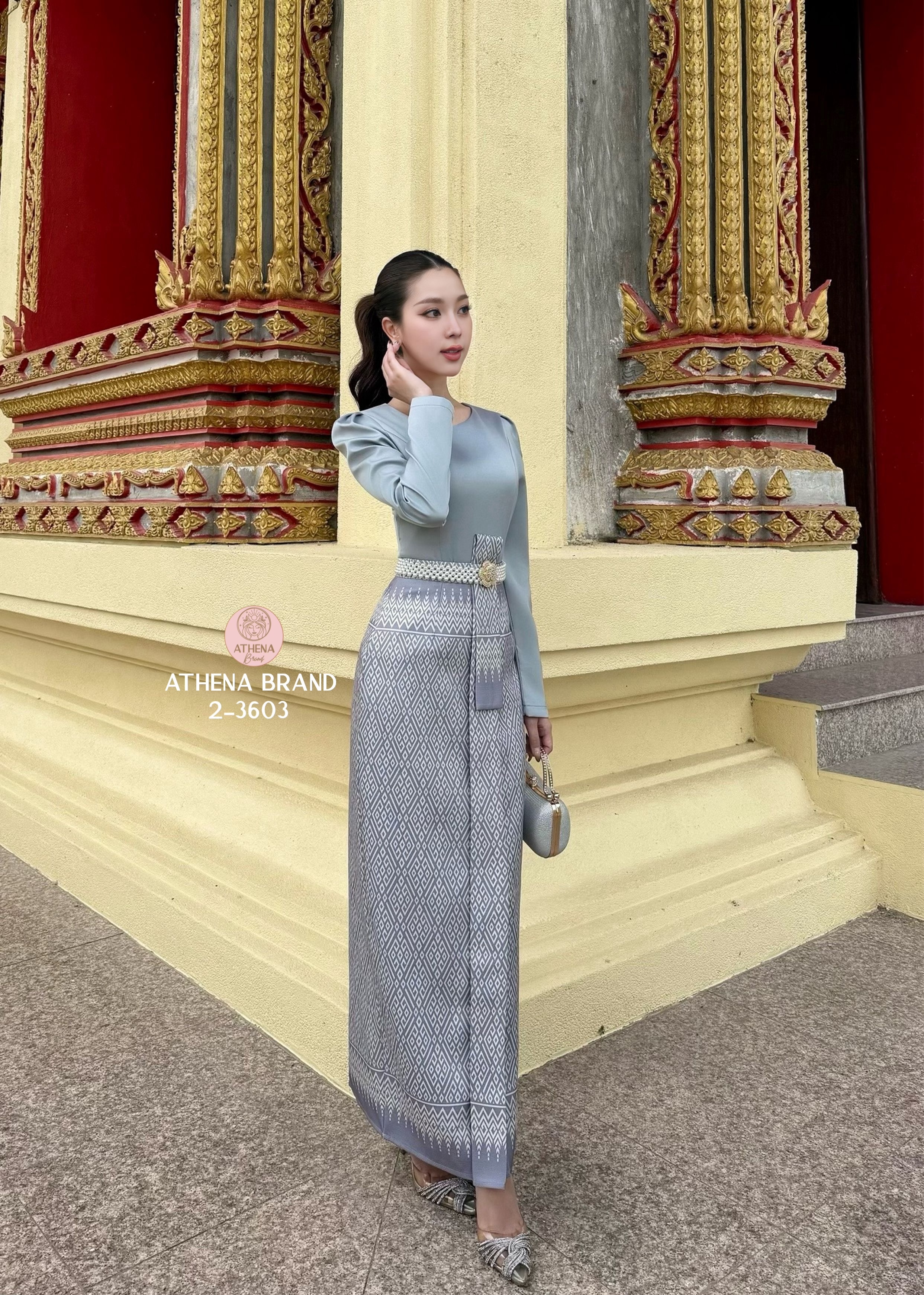 Tag 🔖 :Athena (อธีน่า) Brand Detail :: เสื้อ+กระโปรง+เข็มขัด+เข็มกลัด Set 4 ชิ้นสุดคุ้ม! เสื้อแขนยาวหน้าอกเสริมฟองน้ำจัดทรงสวย ตกแต่งเข็มกลัดเพชร(สามารถถอดออกได้) แมตช์มาคู่กับกระโปรงพิมพ์ลายแต่งทบคล้ายงานผ้าถุงสำเร็จ ชายกระโปรงด้านหลังผ่า เนื้อผ้