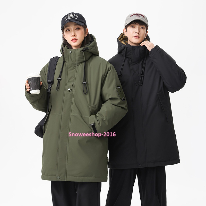 เสื้อโค้ทกันหนาวใส่ติดลบ รุ่นเบสิคที่ใส่แล้วไม่เบ ดีไซน์เรียบเท่ ใส่ได้ทั้งผู้ชาย ผู้หญิง ใครใส่ก็ปัง! มีฮู้ดหนา กันลม กันหิมะ ฟังก์ชันครบ พร้อมลุยทุกแลนด์สเคป แถมยังแมทช์ง่าย ใส่แล้วดูดีเหมือนอยู่โซลหรือซัปโปโร มี 3 สีคลาสสิก