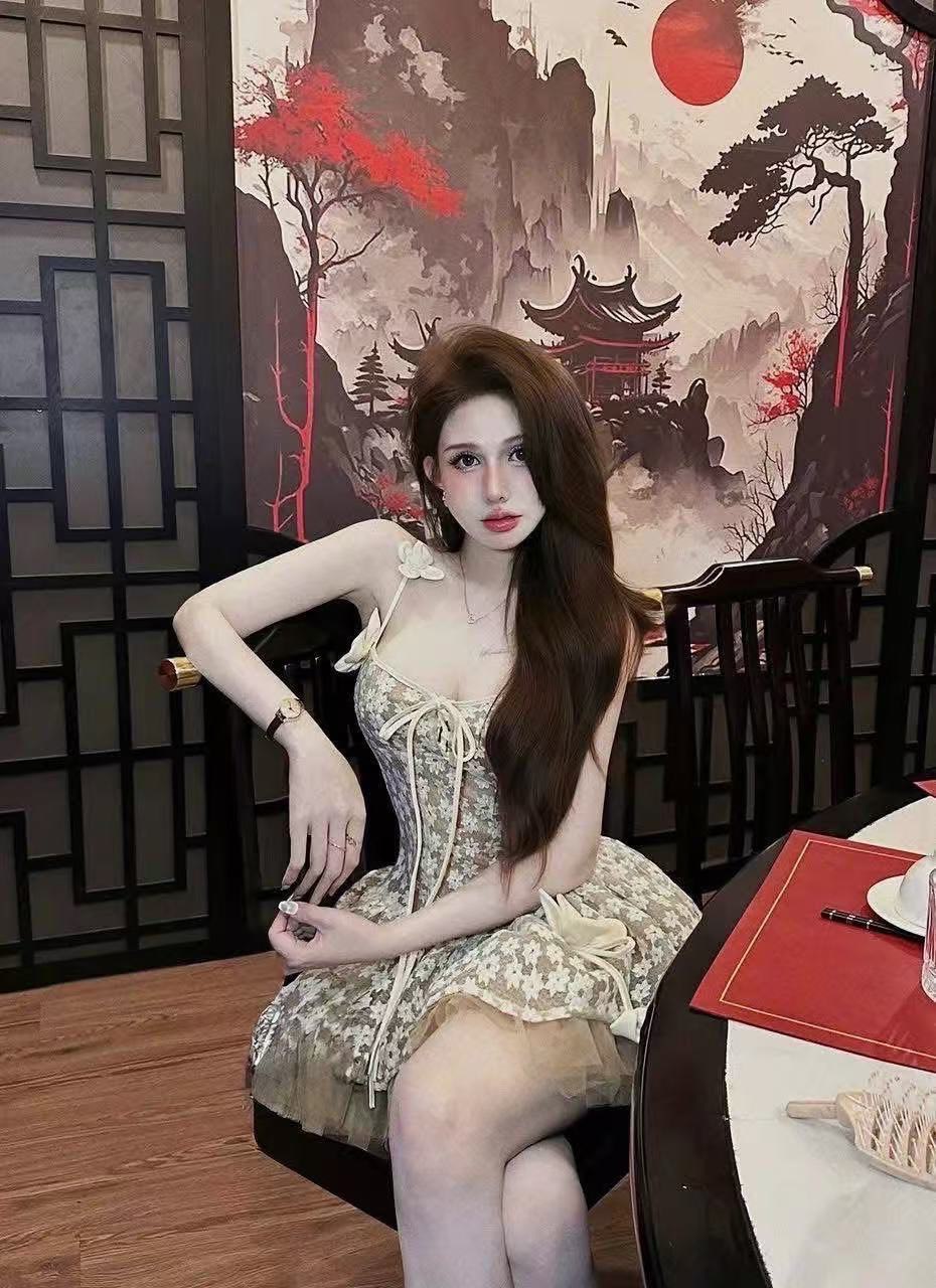 Details : Dress ชุดเดรสสายเดี่ยวสไตล์หวาน ตัวชุดตัดเย็บจากผ้าลูกไม้ลายดอกไม้สีขาวทั้งตัว ดีเทลตกแต่งด้วยริบบิ้นผูกไขว้ด้านหน้าเพิ่มความน่ารัก feminine มีดอกผ้าตกแต่งขนาดกลางบริเวณสายเดี่ยวและช่วงเอว