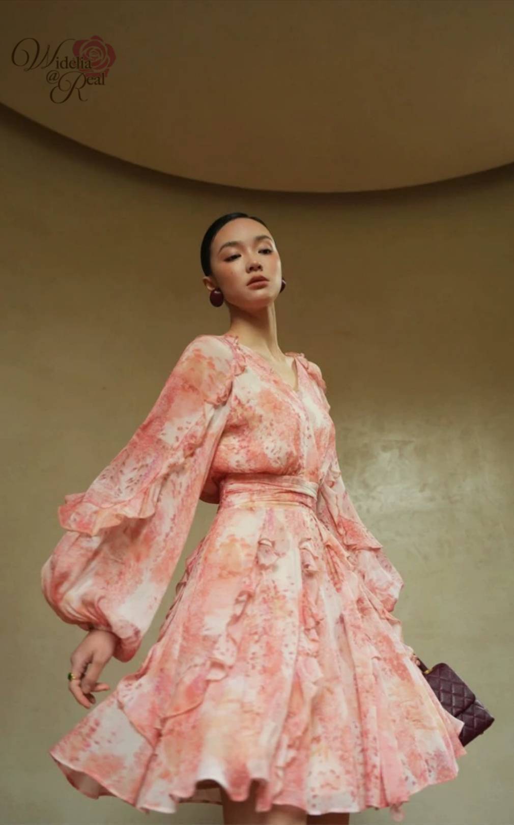 Dress เดรสตัวสั้น ตัวสวย งานเก๋ ใส่สบาย คอวี แขนยาวเย็บระบาย เอวเข้ารูปสวย เย็บระบายรอบตัวกระโปรงดูพริ้วสวย ผ้าพิมพ์ลาย เนื้อผ้าอย่างดี แนะนำเลย รับรองใส่ออกมาไม่ผิดหวัง บอกเลยห้ามพลาดเด็ดขาดงานดีงานสวยจริงต้อง Widelia @ Real