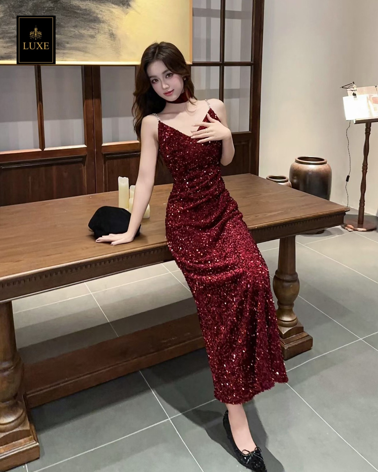 เดรสเสื้อสายเดี่ยว กระโปรงยาวทางเอ ☑️ชุดทำจากผ้ายืดปักเลื่อม ยืดหยุ่น สายทำจากโซ่ประดับมุก ☑️มีซิปซ่อนและซับในอย่างดี