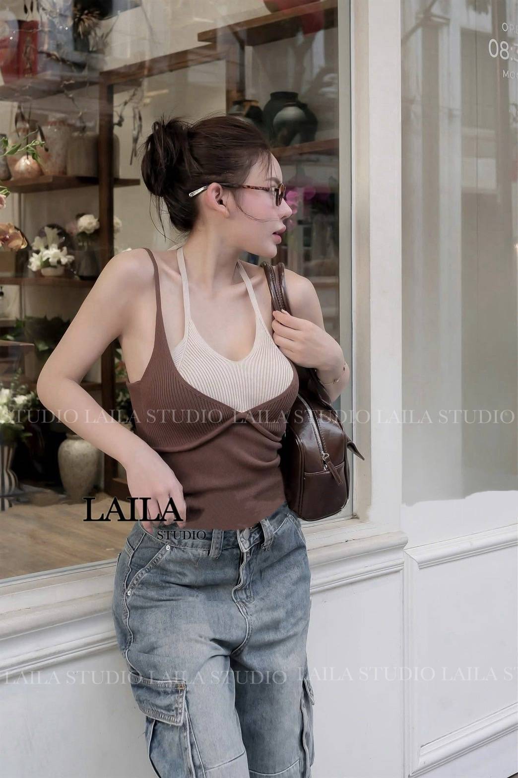 Tag: LAILA Detail: Set เสื้อ+กางเกง เสื้อทรงคล้องคอโทนสีพื้น เป็นผ้าไหมทอ ดีไซน์แต่งบราคล้องคอสุดแซ่บ มาพร้อมกางเกงทรงบอยๆปล่อยๆ งานยีนส์นำเข้า💯 แต่งกระเป๋าแถบข้าง งานผ้าสวยสุดๆ ลุคสาวเท่แซ่บ ต้องลุคนี้ค่า #ชุดเซ็ท #bylaila brand #กางเกงคาร์โก้ #ก