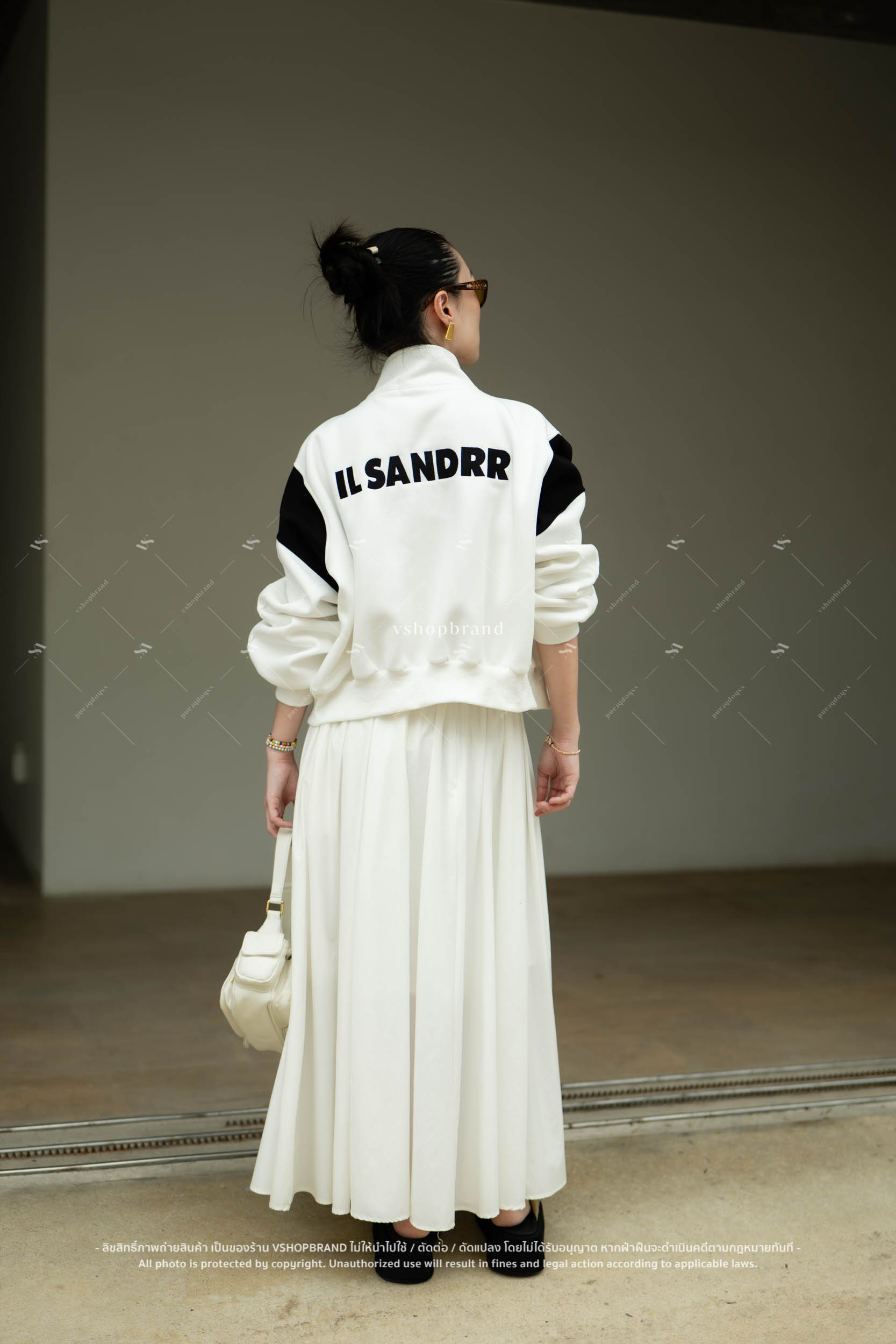 แจ็คเก็ตแถบแขนปัก ILSANDRR #vshopbrand #vshop #เสื้อกันหนาว #คาดิแกน #เสื้อคลุม #เสื้อแขนยาว #croptop #streetwear #streetstyle #hoodiejacket #เสื้อเบสบอล #เแจ็คเก็ต #jacket #ยีนส์ #denim #shirt #เชิ้ตยีนส์